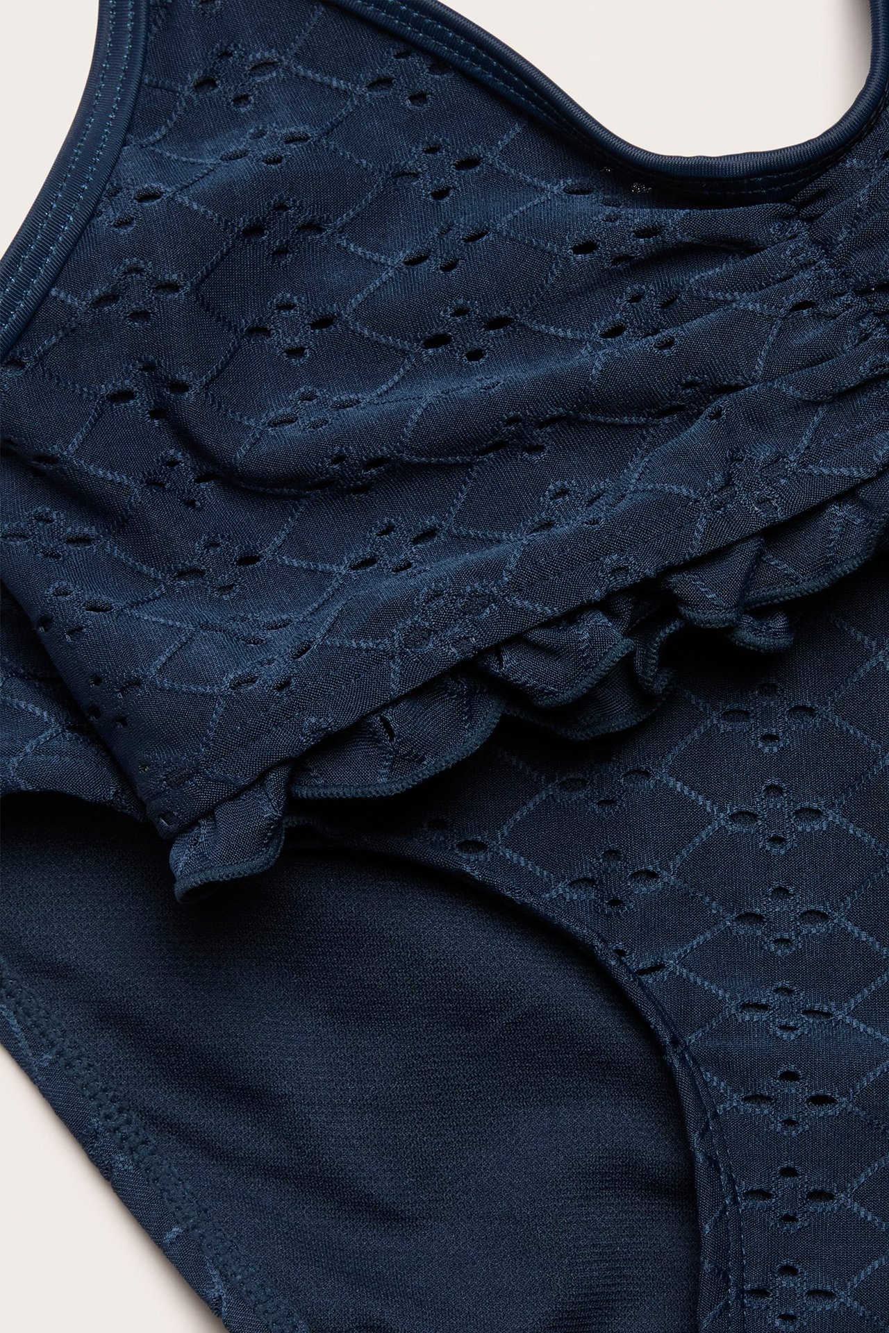 Englantilaisella kirjonnalla koristellut bikinit