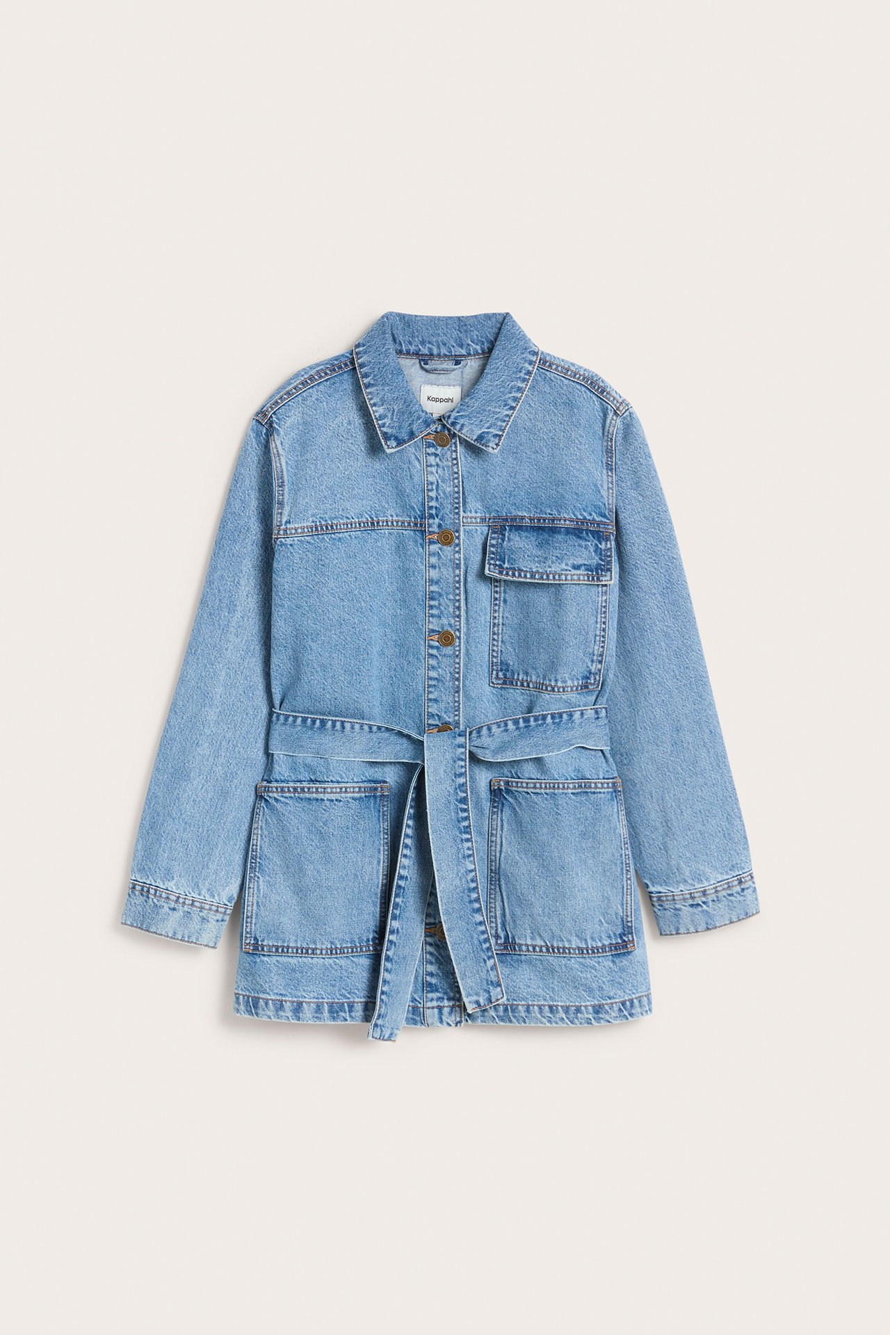 Framifrån: Ljusblå denim shacket med bröstfickor, sidfickor och matchande skärp.
