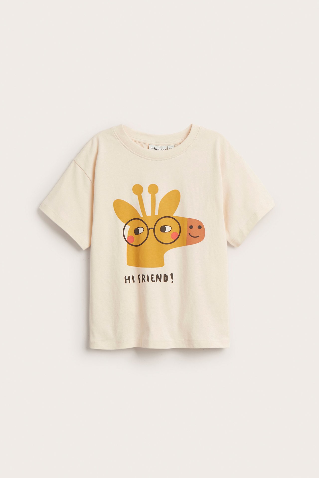 Frontvisning av en beige bomulls-t-skjorte for barn med giraffhode og "HI FRIEND!" trykk.