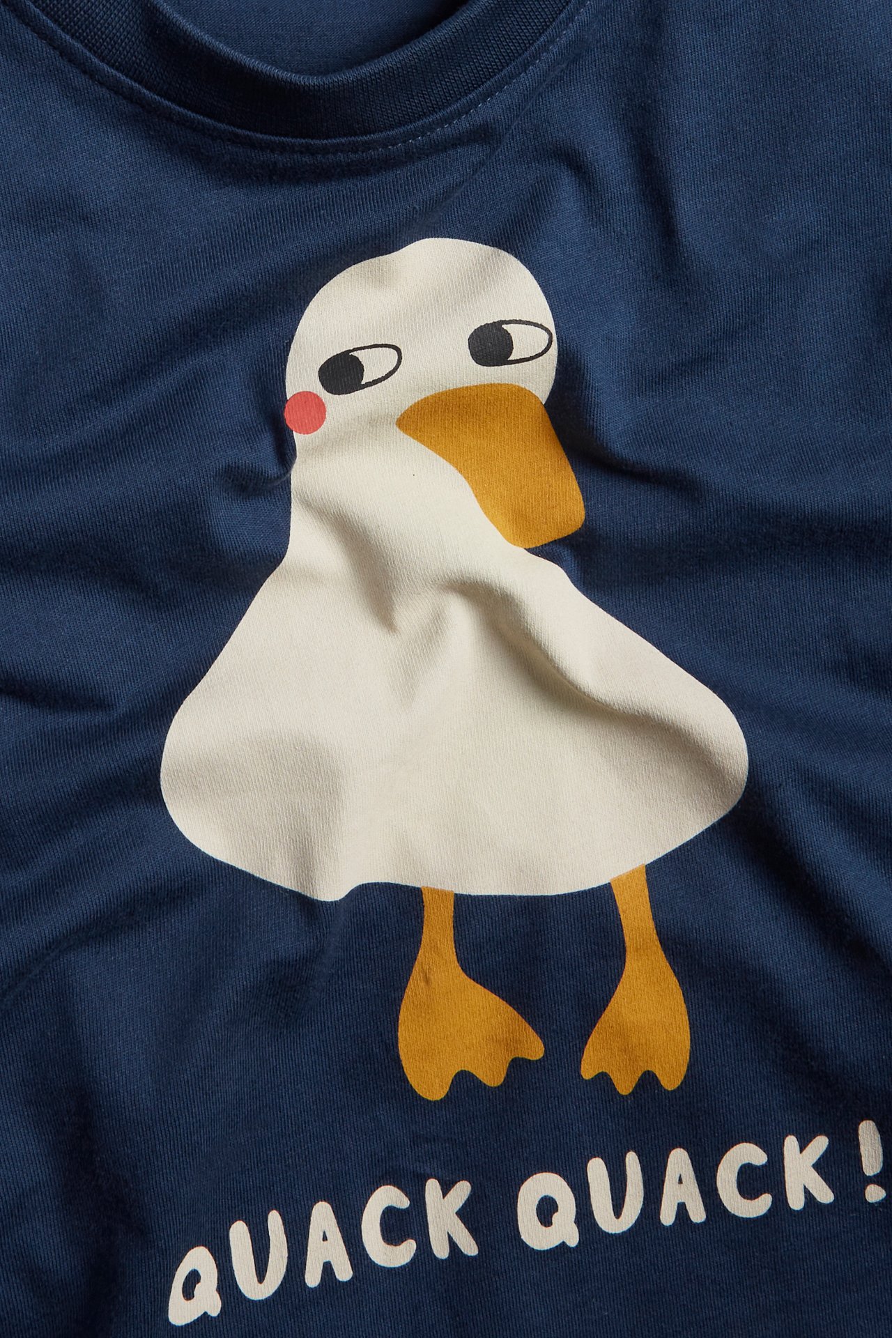 Widok z przodu: granatowy bawełniany T-shirt dziecięcy z białym nadrukiem kaczki i napisem "QUACK QUACK!".