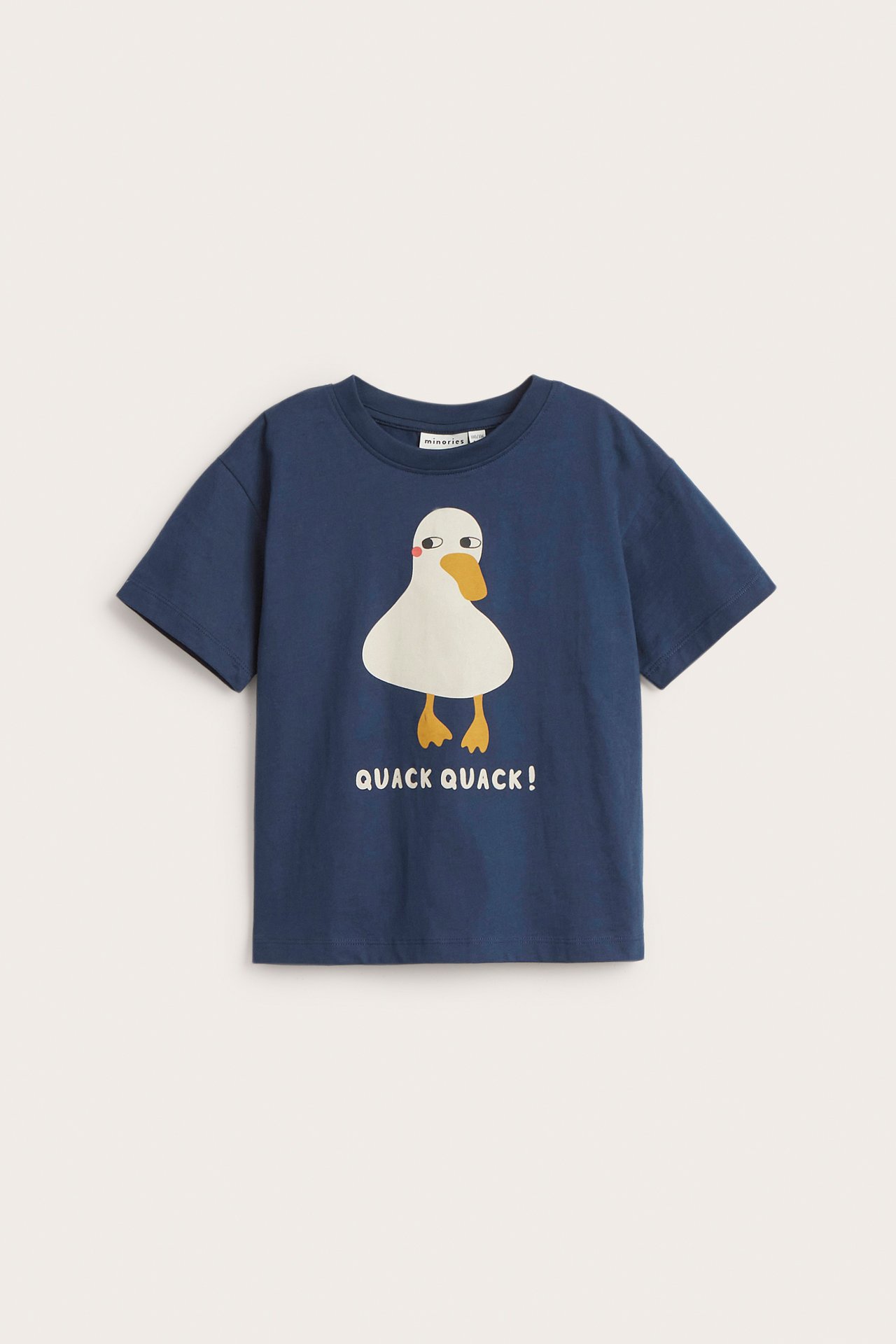 Widok z przodu: granatowy bawełniany T-shirt dziecięcy z białym nadrukiem kaczki i napisem "QUACK QUACK!".