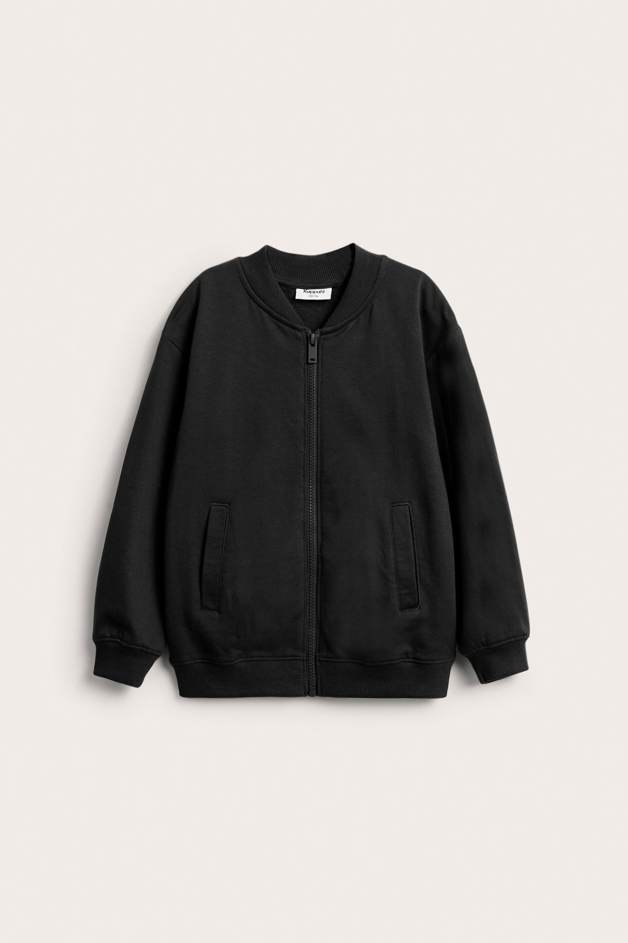 Widok z przodu czarnego bawełnianego kardiganu dziecięcego z zamkiem i dwiema kieszeniami.