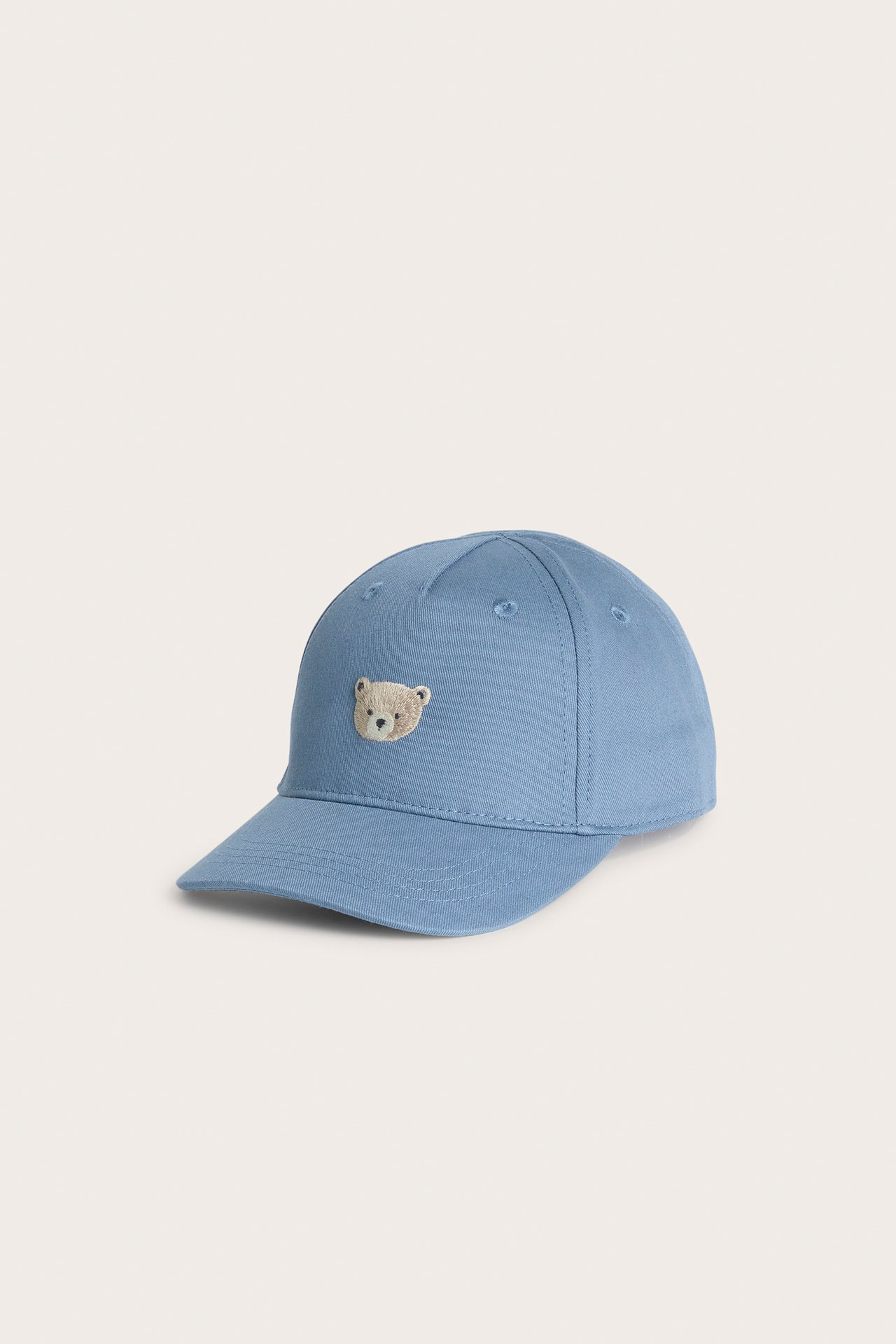 Caps med brodert bamse