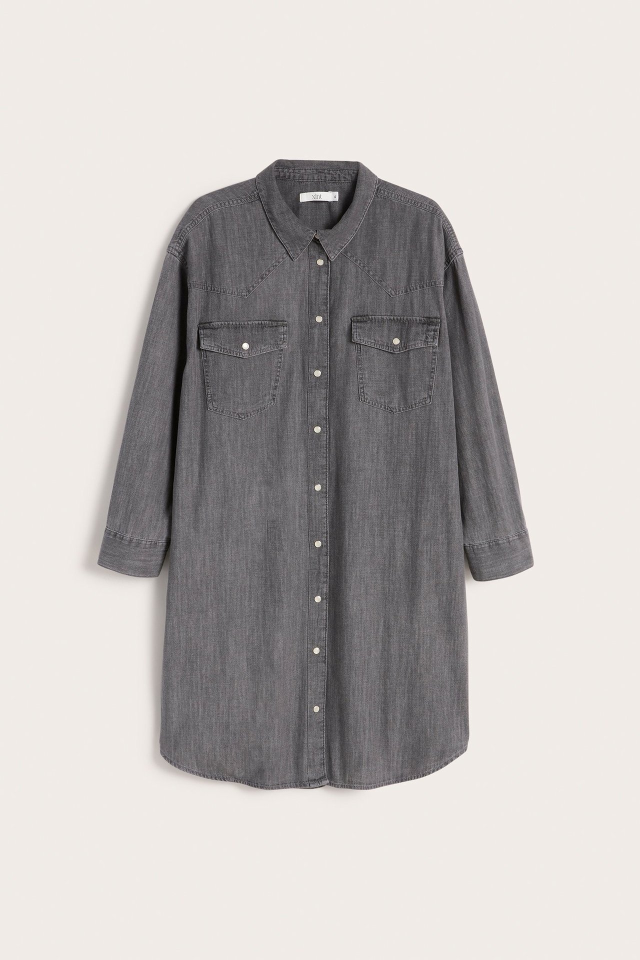 Widok z przodu: Szara dżinsowa sukienka koszulowa z długimi rękawami, guzikami, dwiema kieszeniami na piersi i bocznymi.