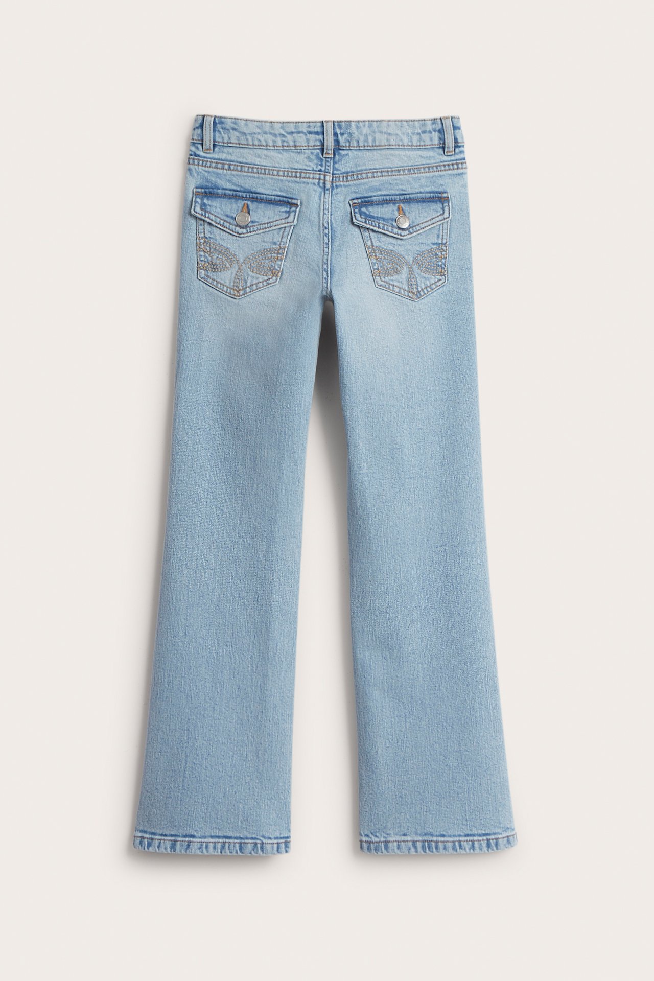 Bakifrån av ljusblå bootcut jeans med låg midja, dekorativa sömmar och ficklock.
