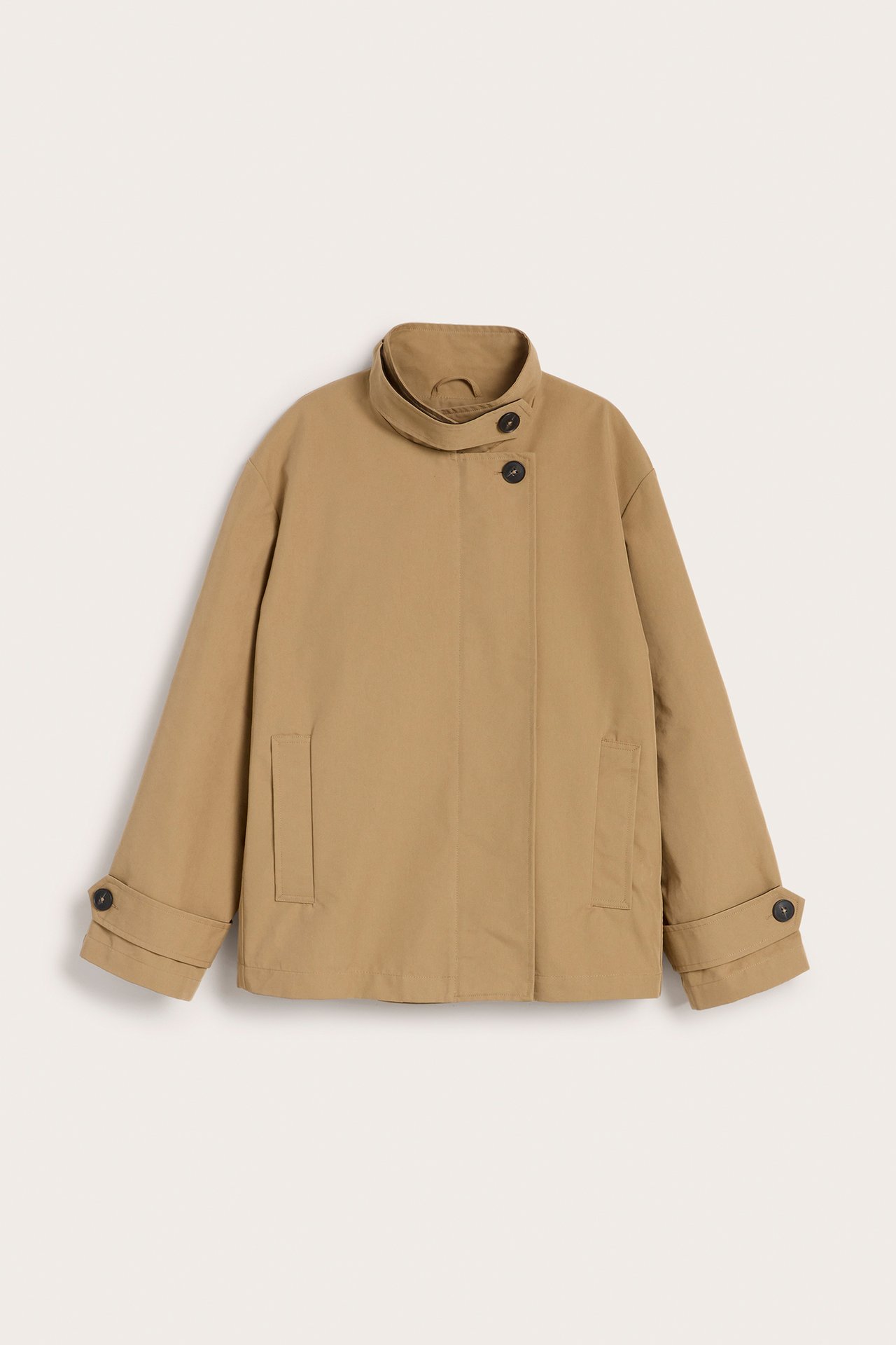 Frontvisning av en kort beige trenchcoat med høy krage, mørke knapper og mansjettdetaljer.