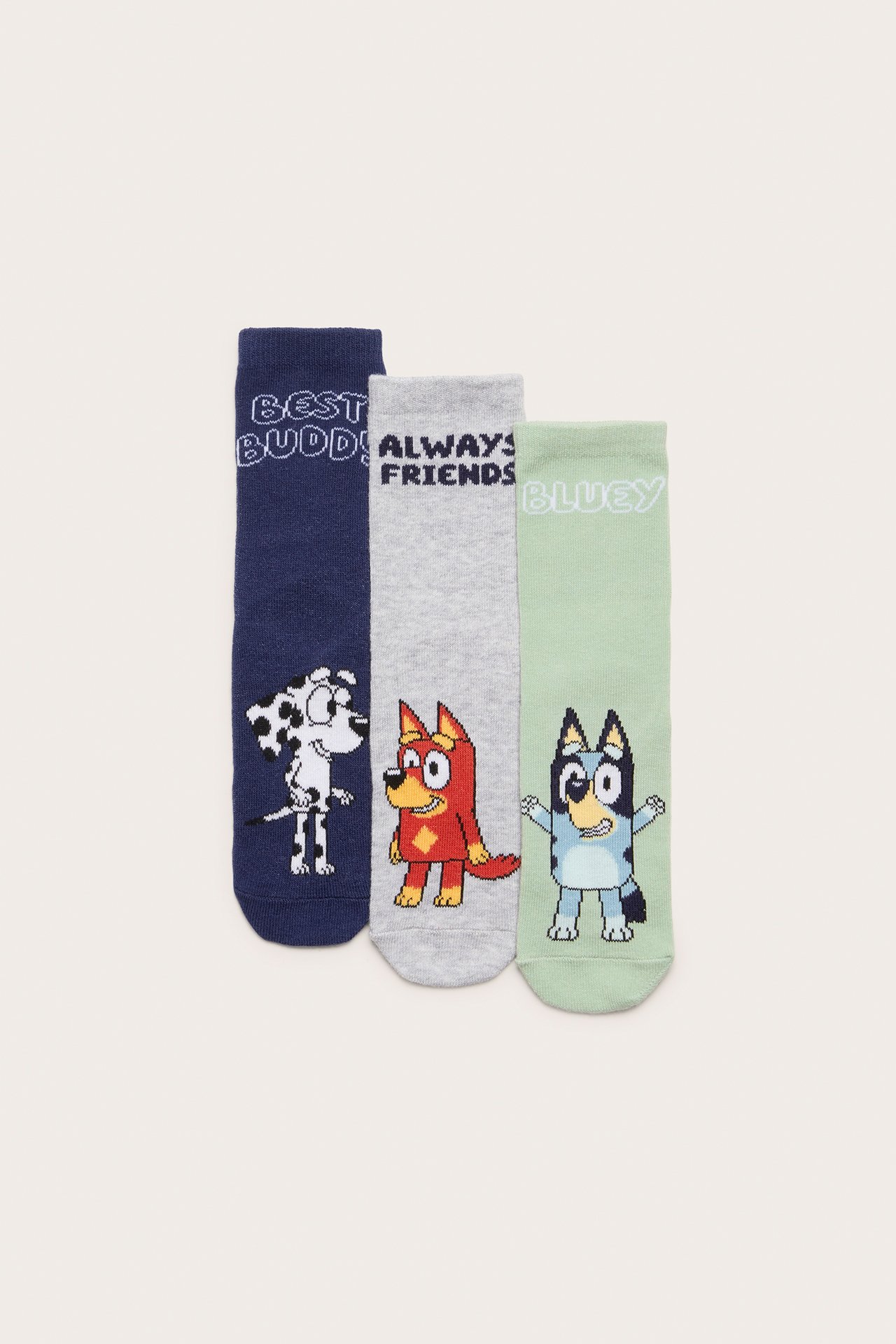 Toppvy av ett 3-pack barnstrumpor med Bluey hundmönster i marinblått, grått och ljusgrönt.