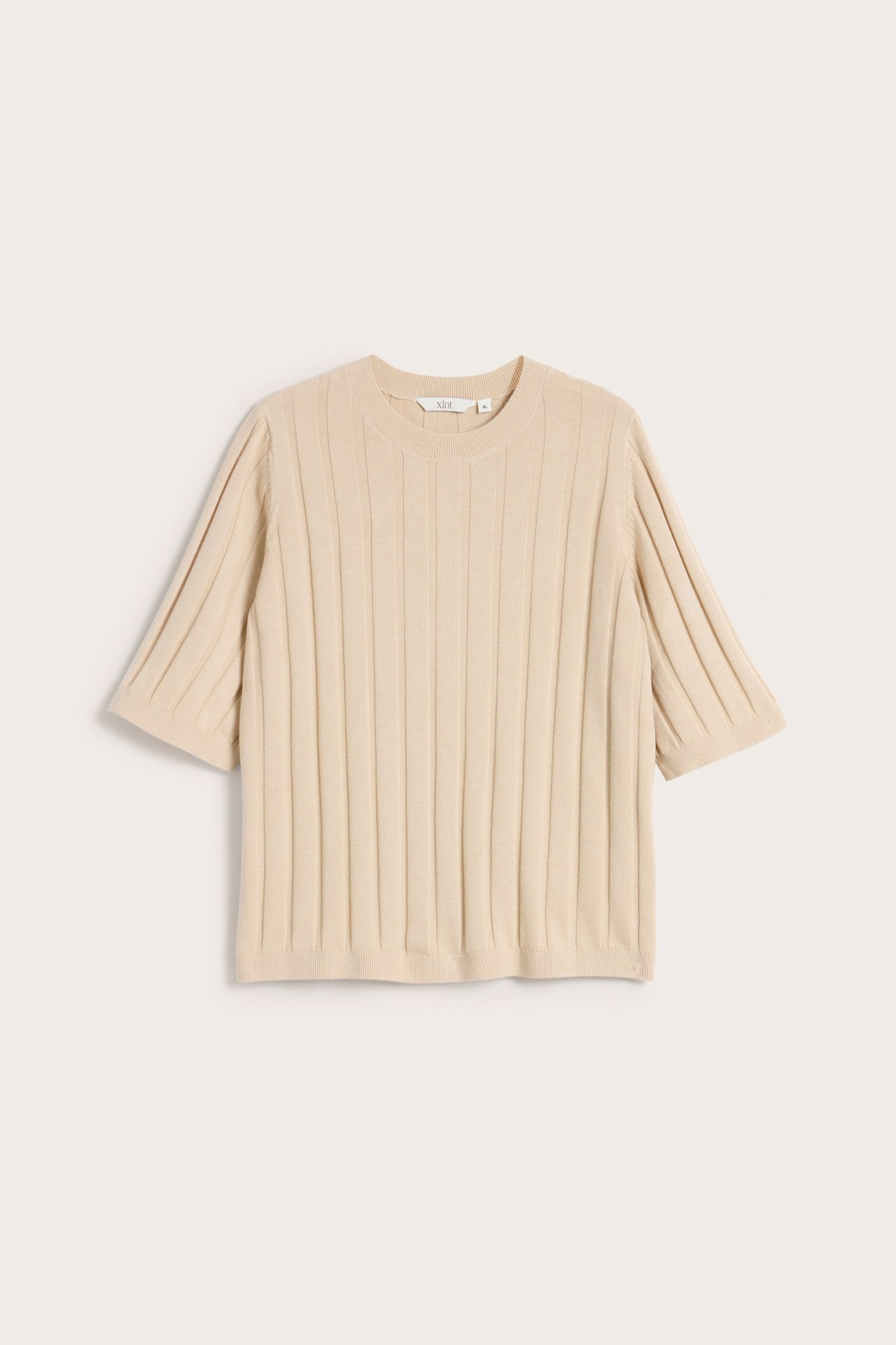 Frontvy av en offwhite ribbstickad kortärmad pullover med rund hals.