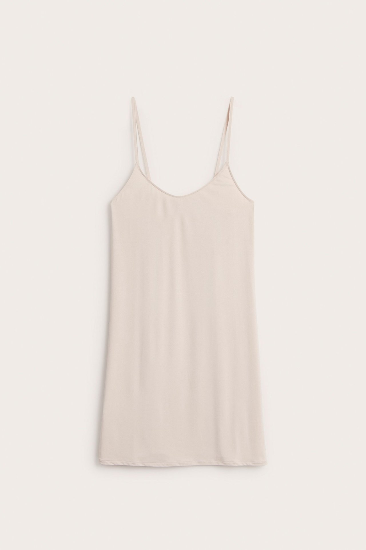 Widok z przodu: jasnoróżowa, luźna halka na cienkich ramiączkach.