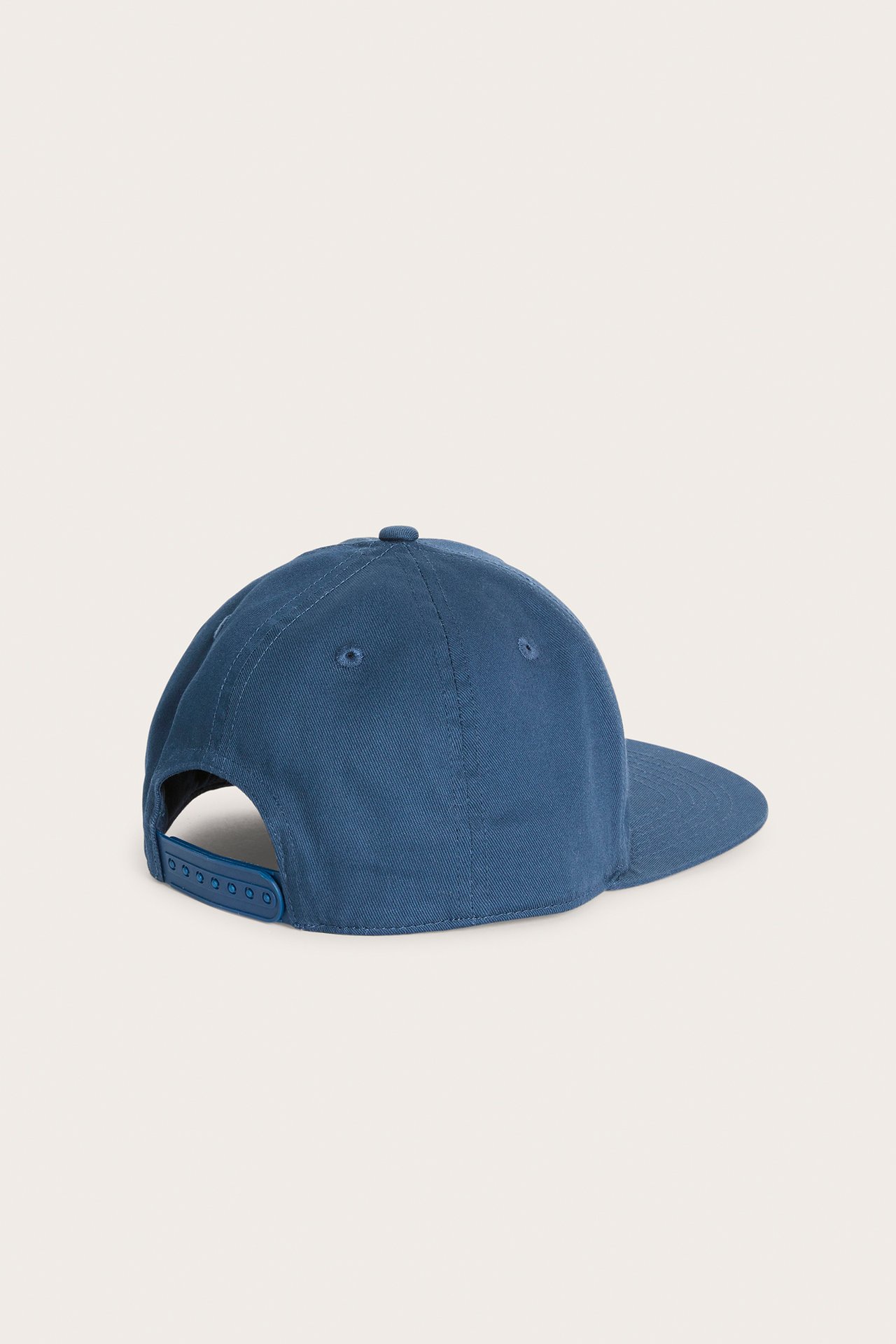 Tummansininen lippalakki takaa ja sivulta, säädettävällä snapback-kiinnityksellä.
