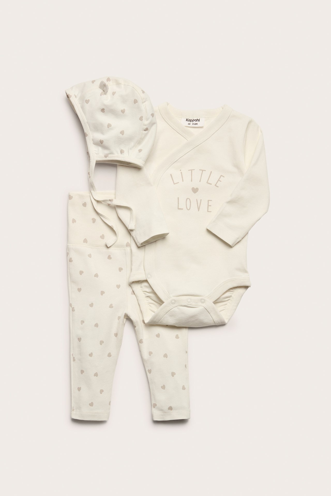 Framsida: Offwhite baby presentset med hjärtmönster, inklusive omlottbody, byxor och mössa.