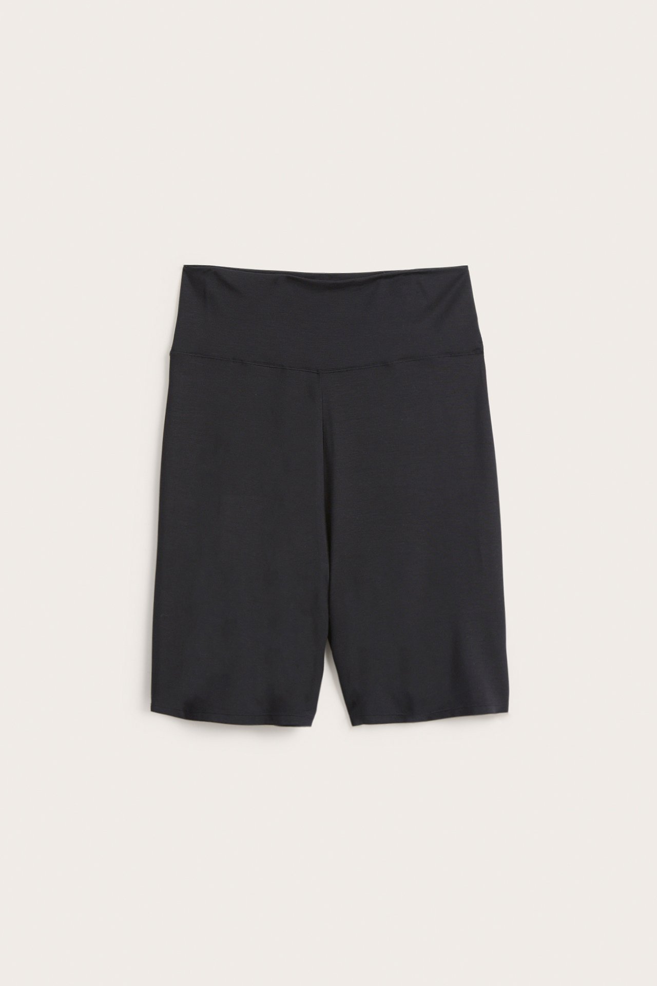 Framifrån, svarta lyocellshorts med brett midjeband.