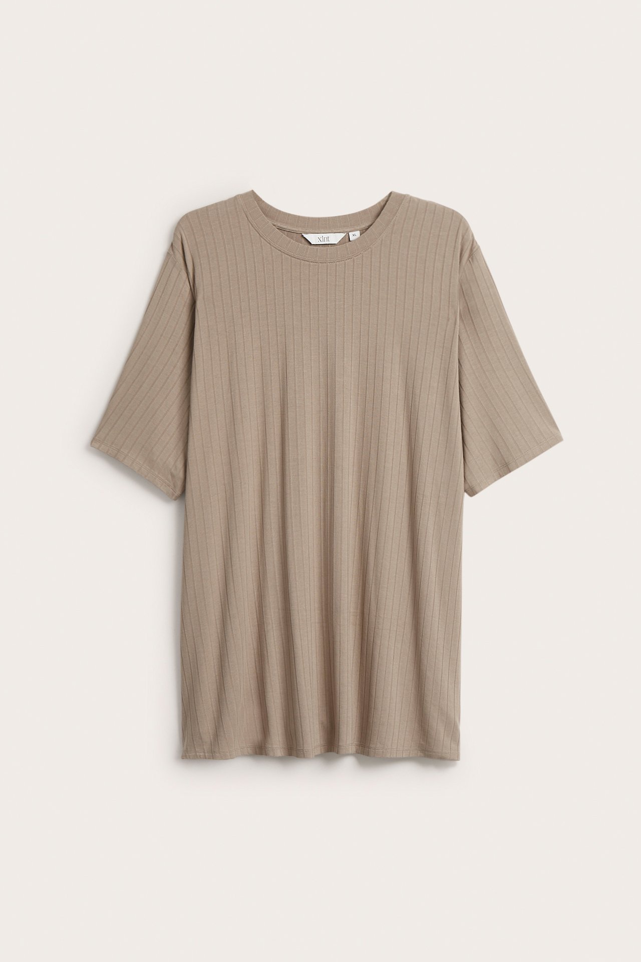 Frontvisning av en lang, mørk beige ribbet t-skjorte i viskoseblanding.