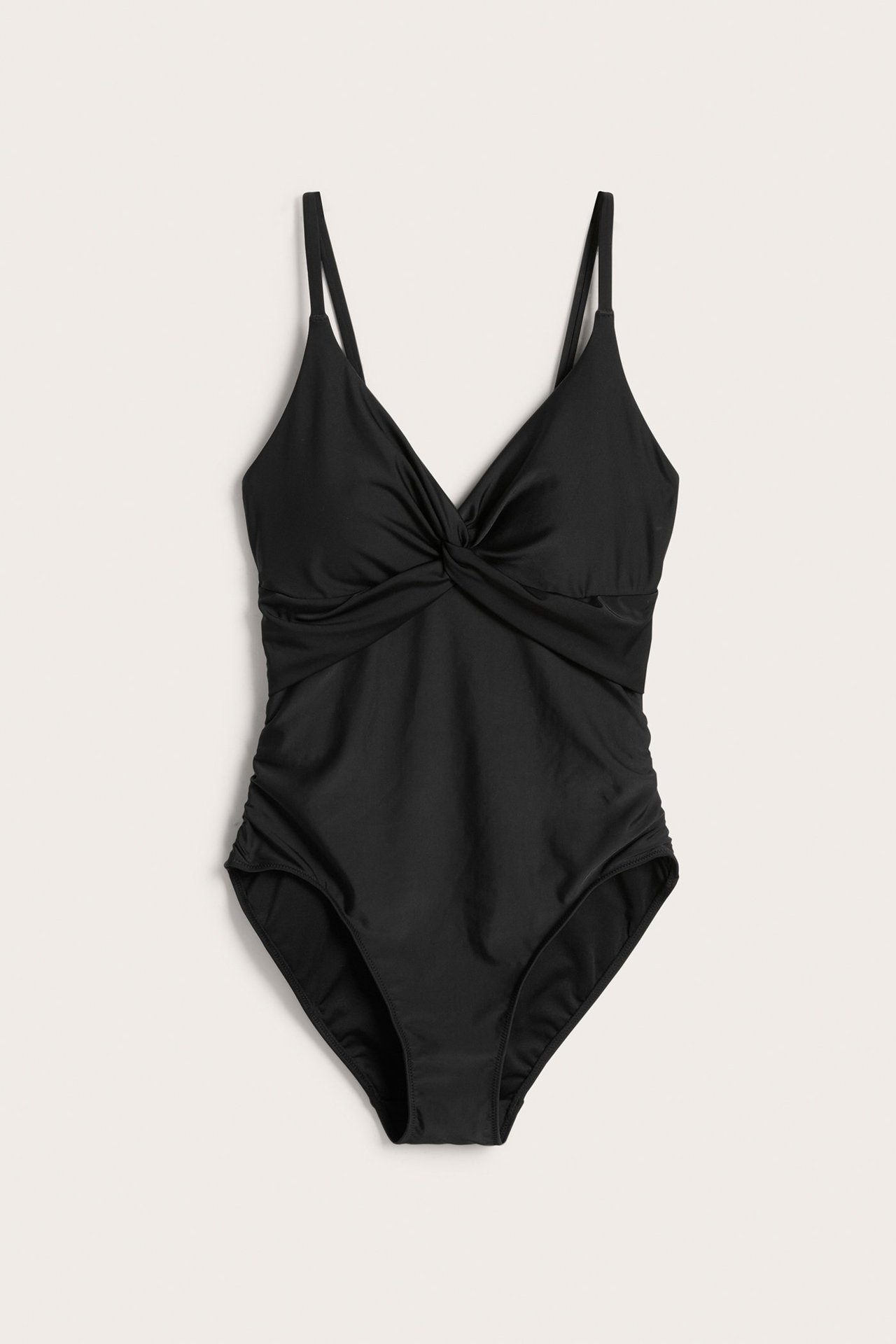 Widok z przodu czarnego modelującego kostiumu kąpielowego z ozdobnym skrętem, regulowanymi ramiączkami i marszczonymi bokami.