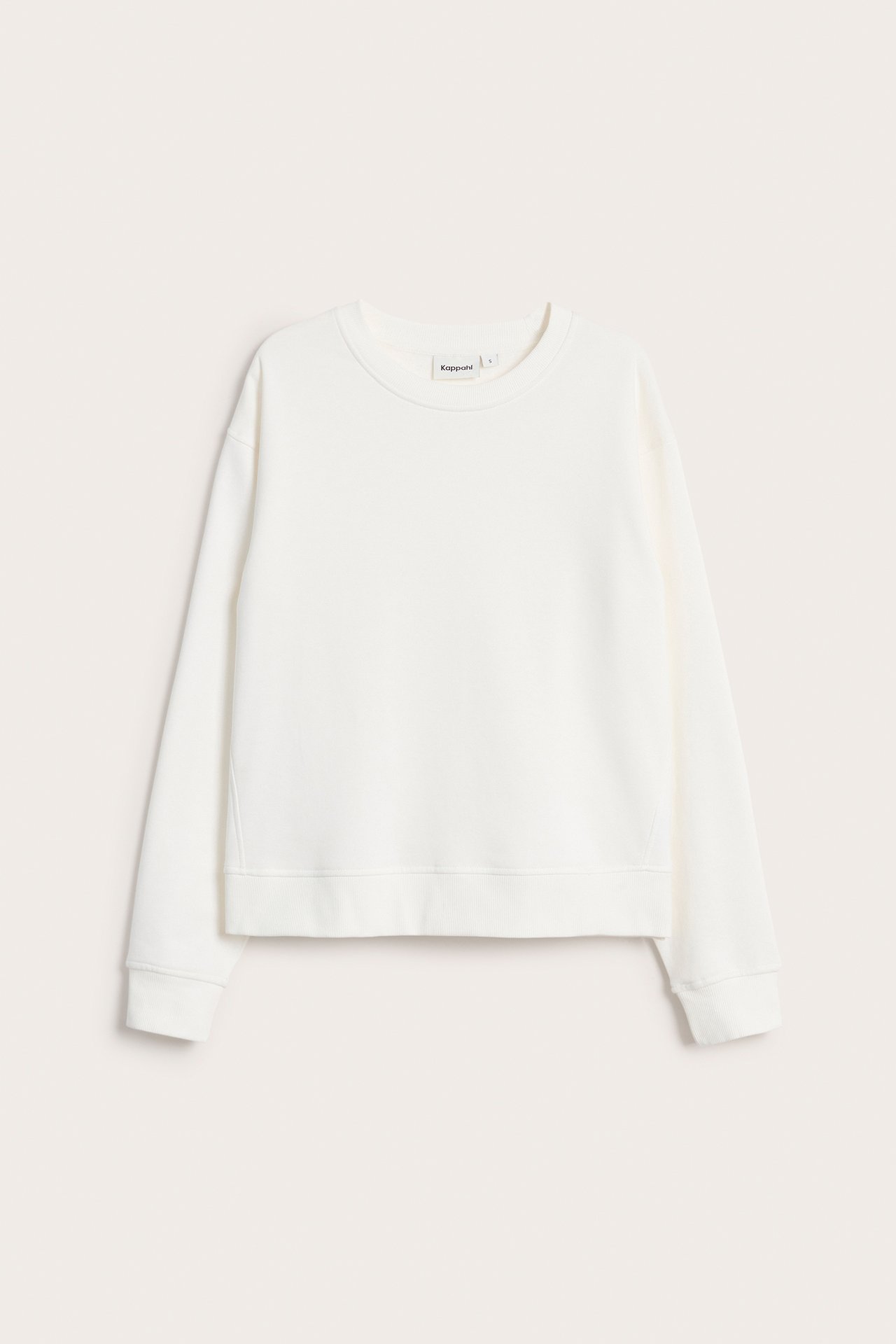 Frontvy av en enfärgad offwhite sweatshirt med rund halsringning, ribbade muddar och nederkant.