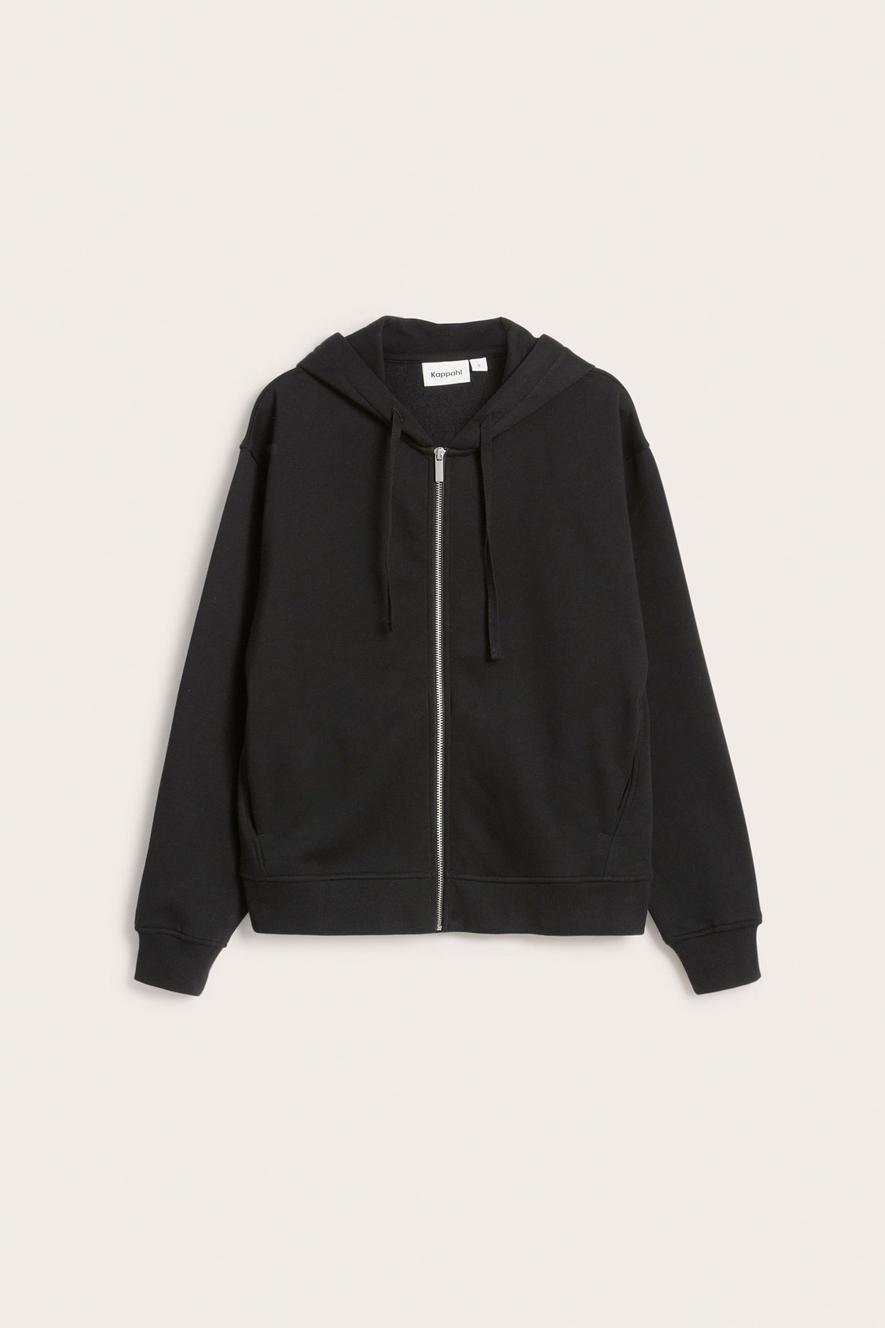 Widok z przodu: czarna, jednolita bluza z kapturem i zamkiem błyskawicznym, z mieszanki bawełny.