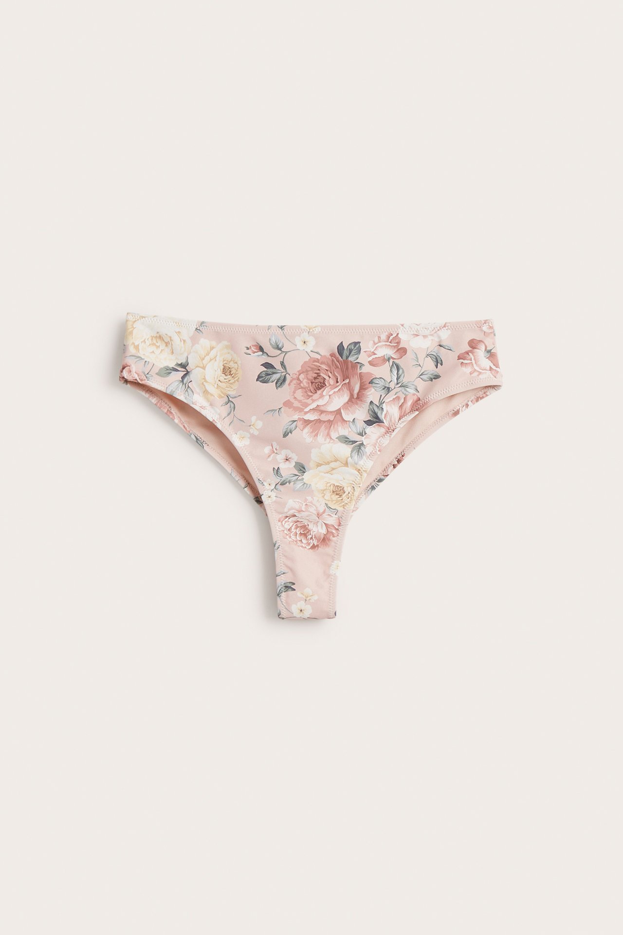 Framifrån, rosa blommig stringbikinitrosa med gräddvita och rosa rosor.