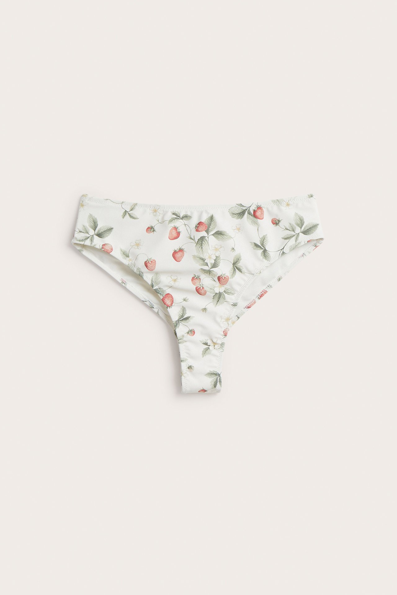 Frontvisning av en offwhite dame bikinitruse med rødt jordbærmønster.