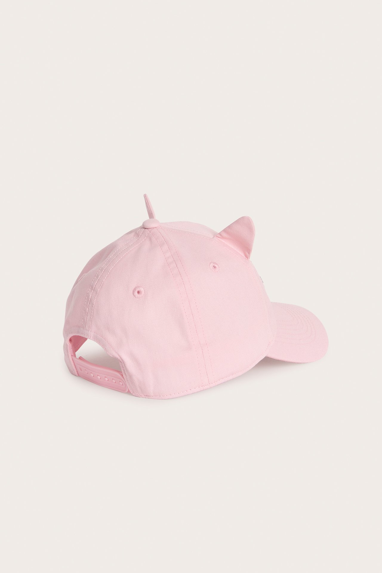 Widok z tyłu jasnoróżowej czapki dziecięcej z uszami kota i regulowanym zapięciem snapback.