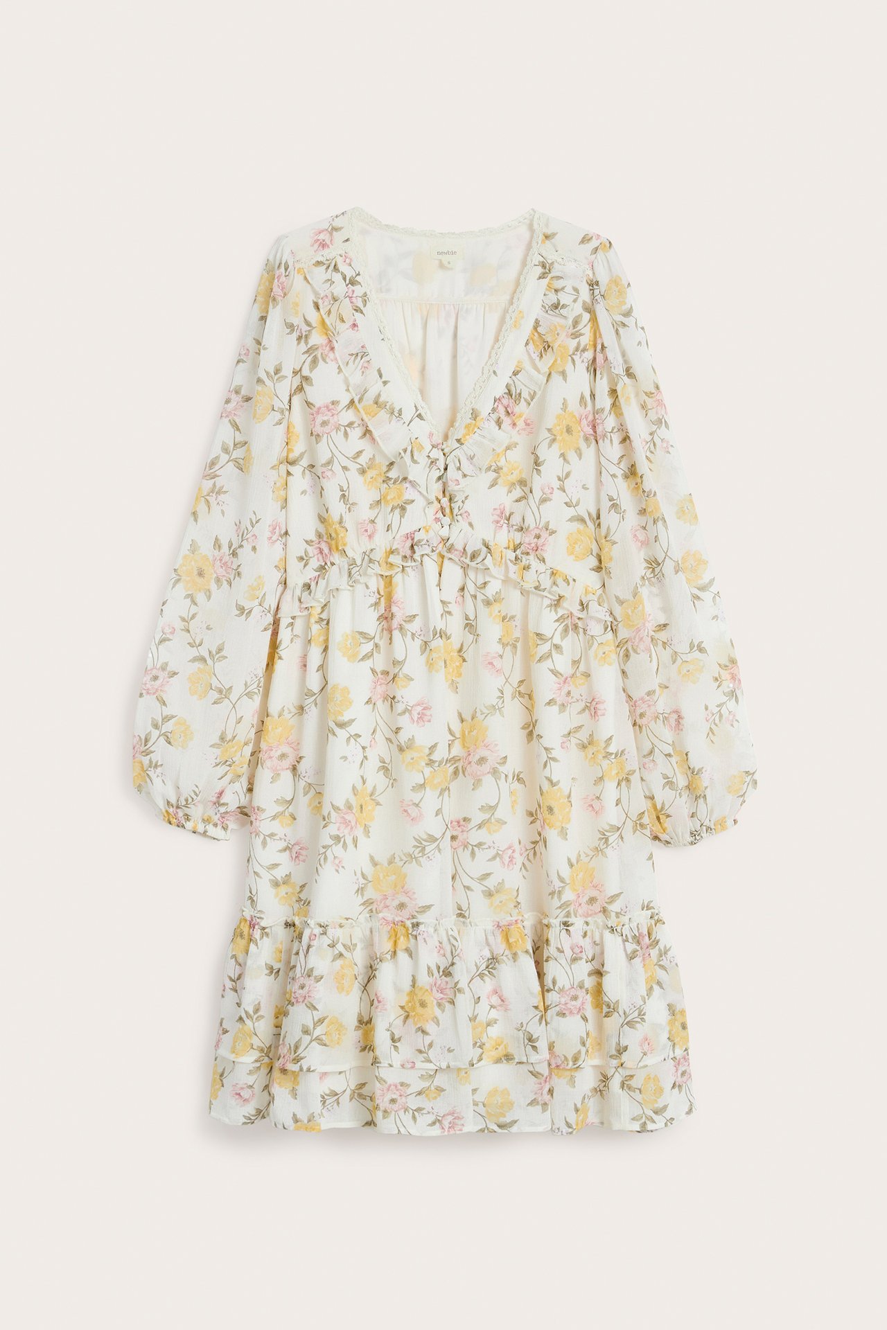Frontvisning: Offwhite blomstret chiffonkjole med gule og rosa blomster, V-hals, volanger, puffermer.