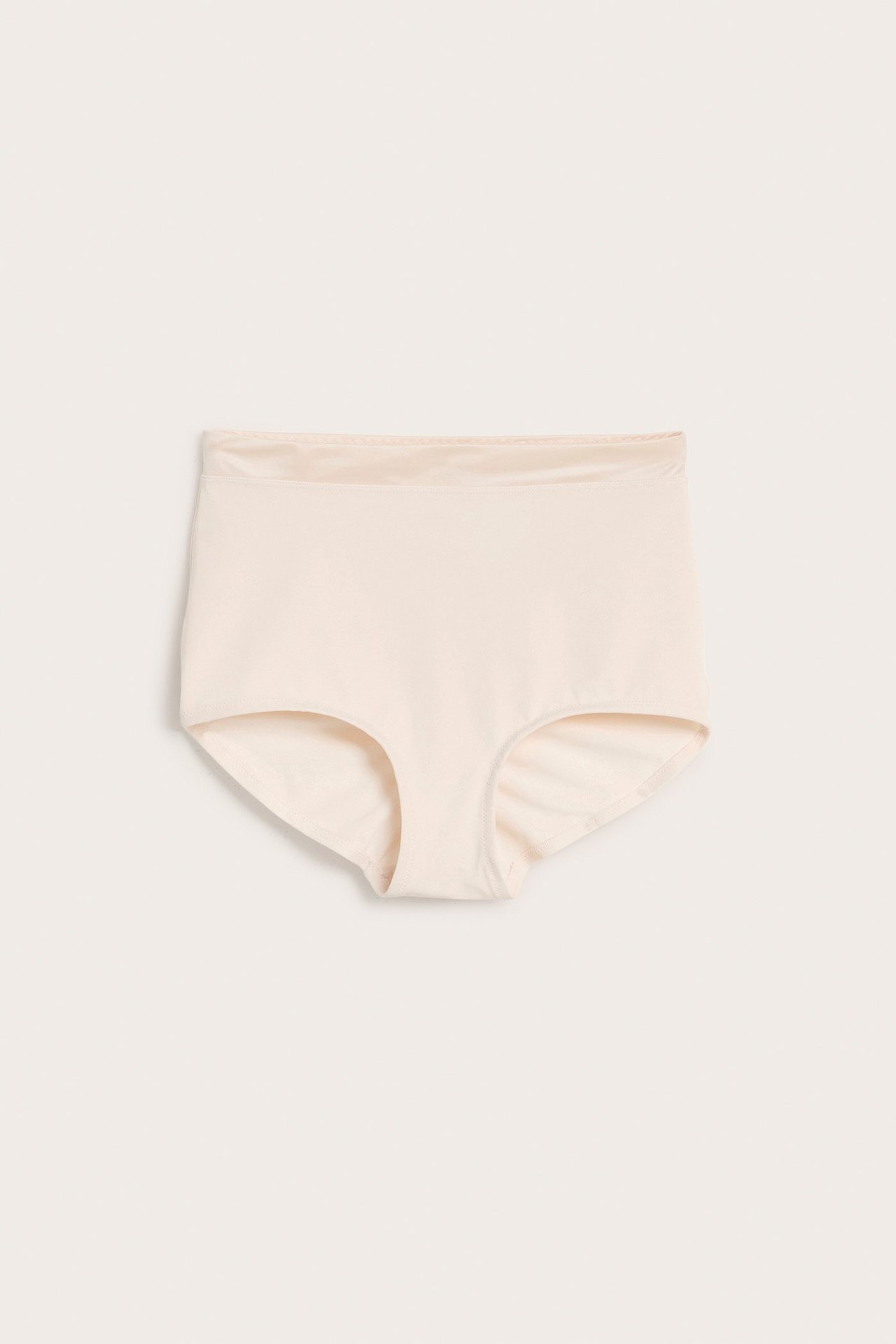 Forfra: beige høytlivs shaping hipster truse, ensfarget, i polyamid og elastan.
