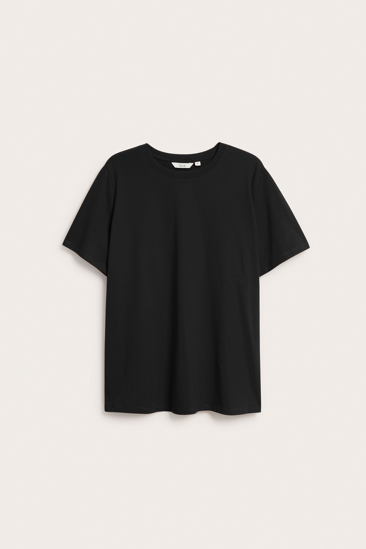 Widok z przodu gładkiej czarnej, bawełnianej tuniki T-shirt z krótkim rękawem i okrągłym dekoltem.