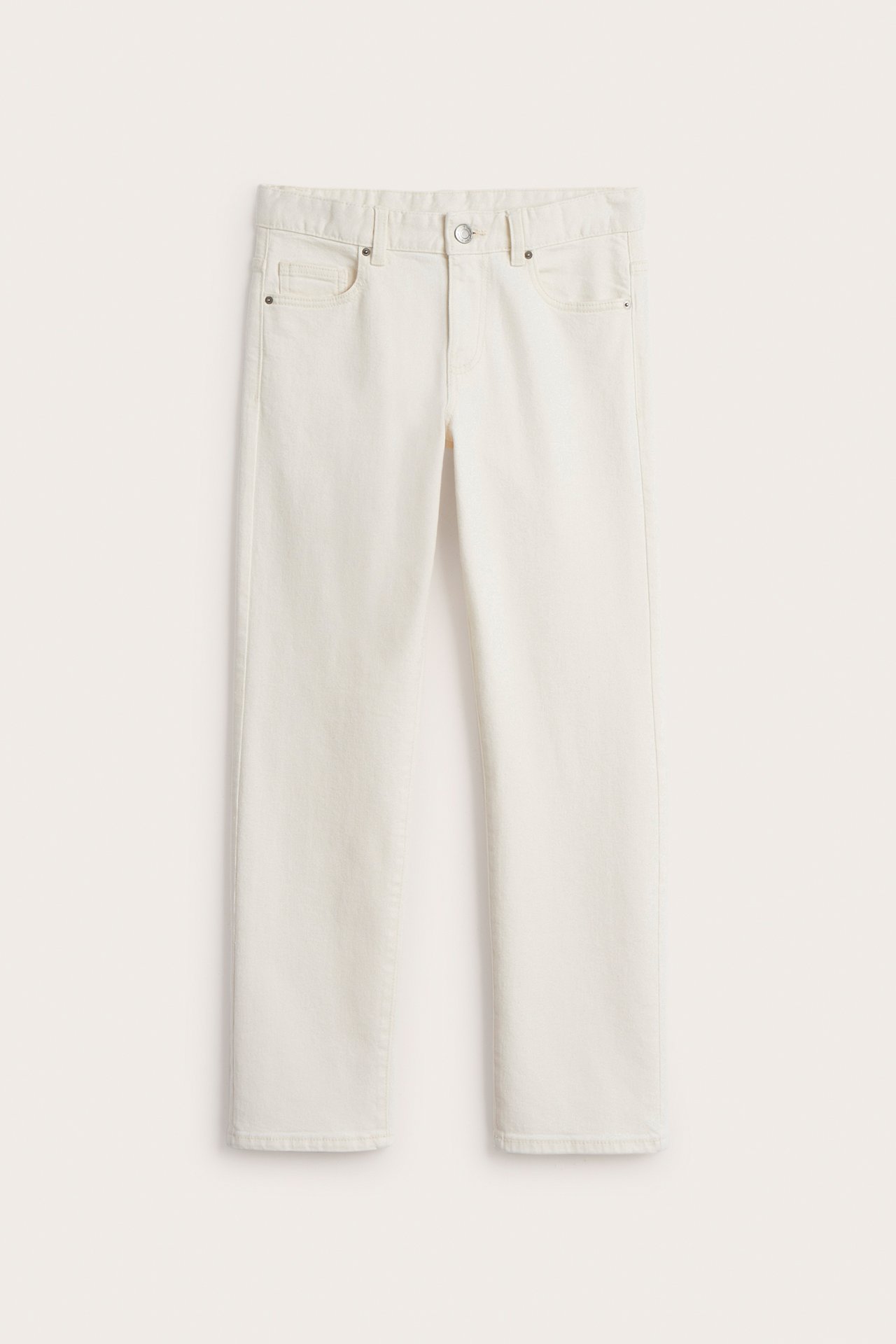 Widok z przodu off-white prostych jeansów z denimu, ze średnim stanem i pięcioma kieszeniami.