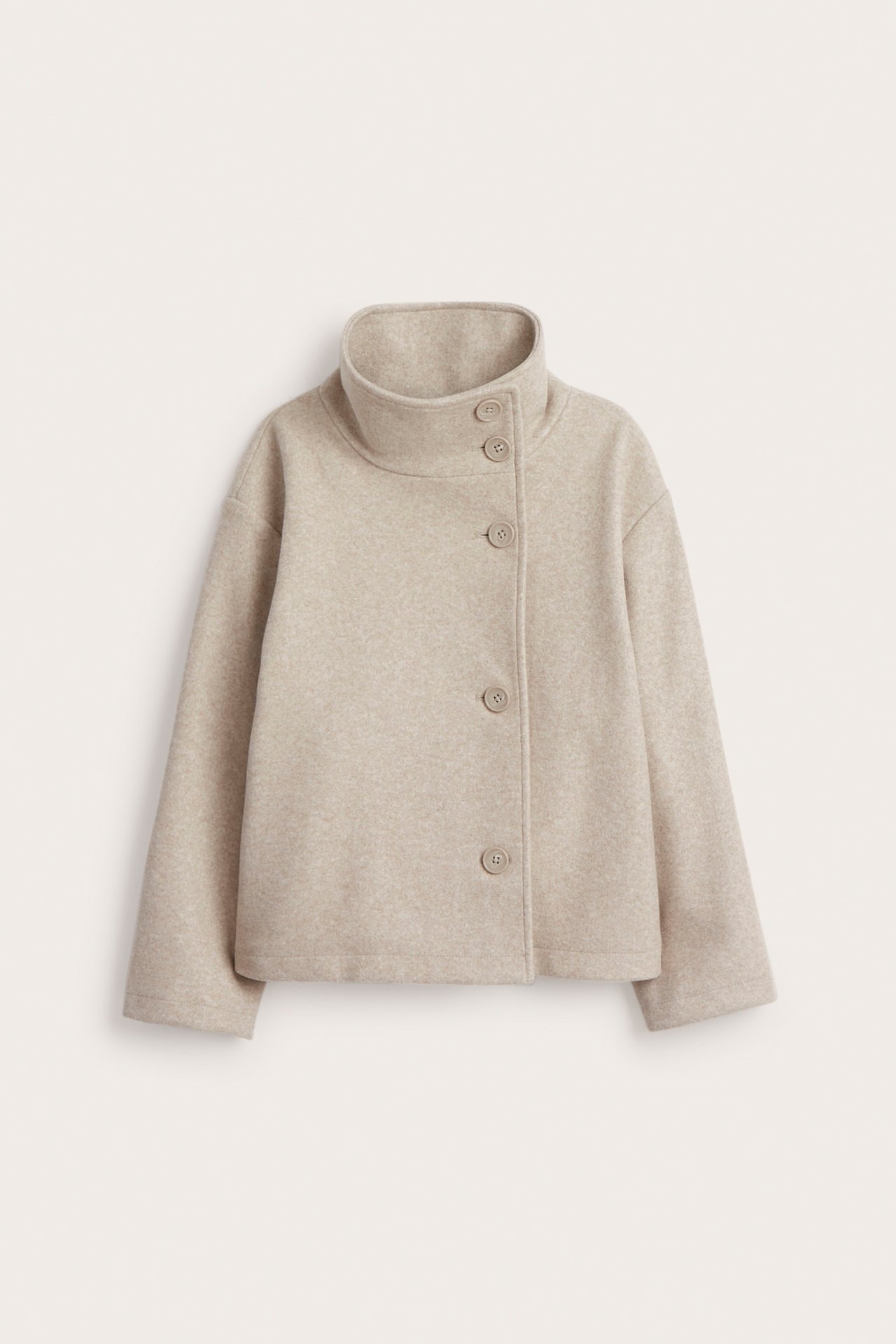 Framifrån: kort, boxig, melerad beige jacka med hög krage och knäppning.