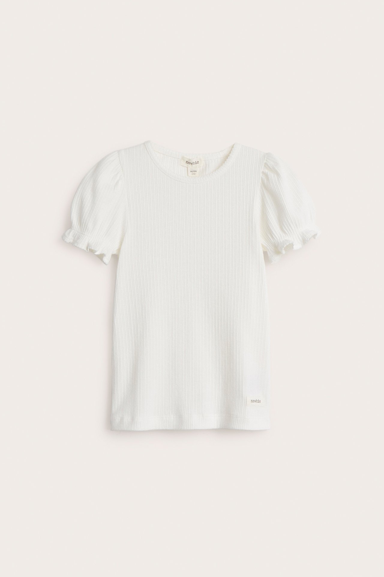 Frontvisning av en offwhite ribbet topp med korte puffermer og picotkant.
