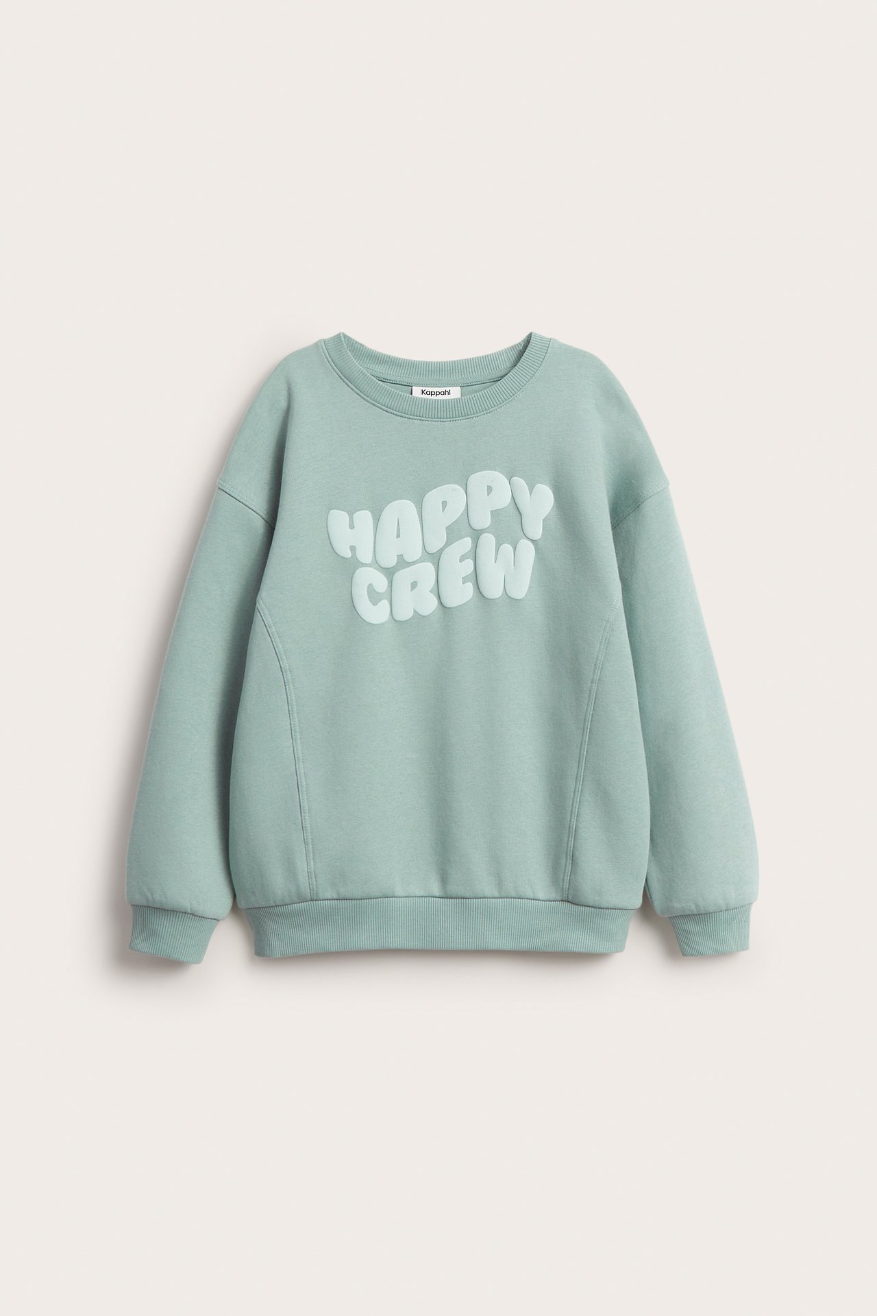 Widok z przodu dziecięcej miętowo-niebieskiej bluzy oversize z puszystym nadrukiem 'HAPPY CREW'.