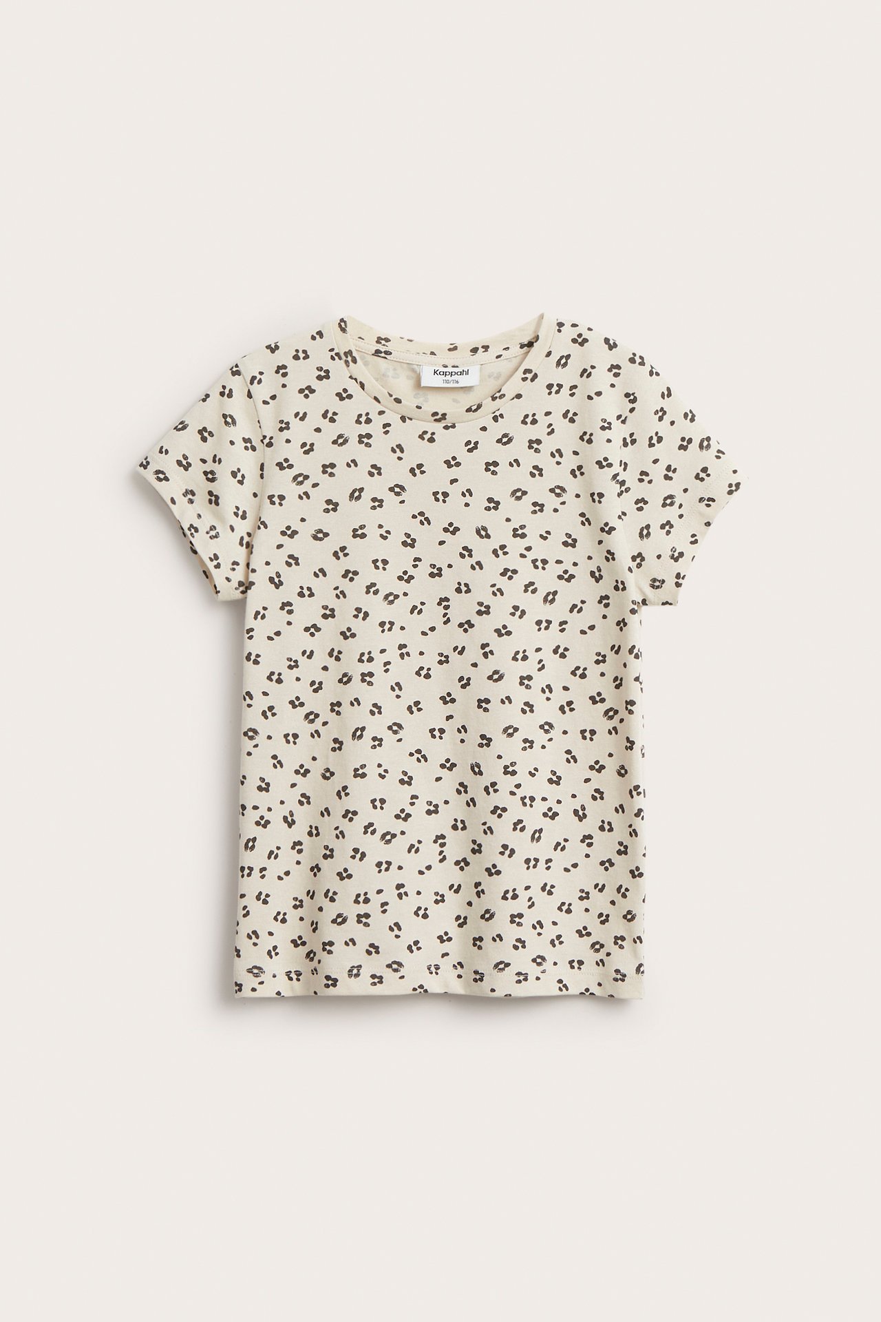 Frontvy av en beige bomulls-t-shirt för barn med mörkt leopardmönster.