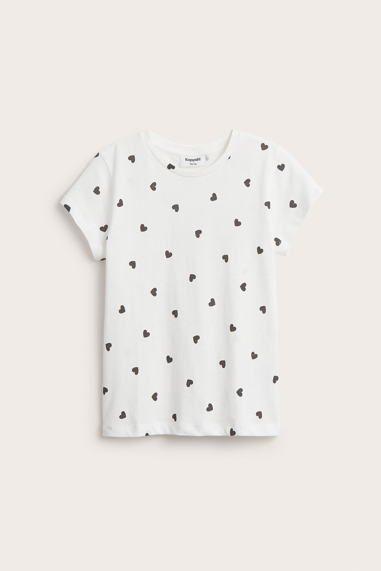 Widok z przodu: biały bawełniany t-shirt z krótkimi rękawami i wzorem w ciemne serca.