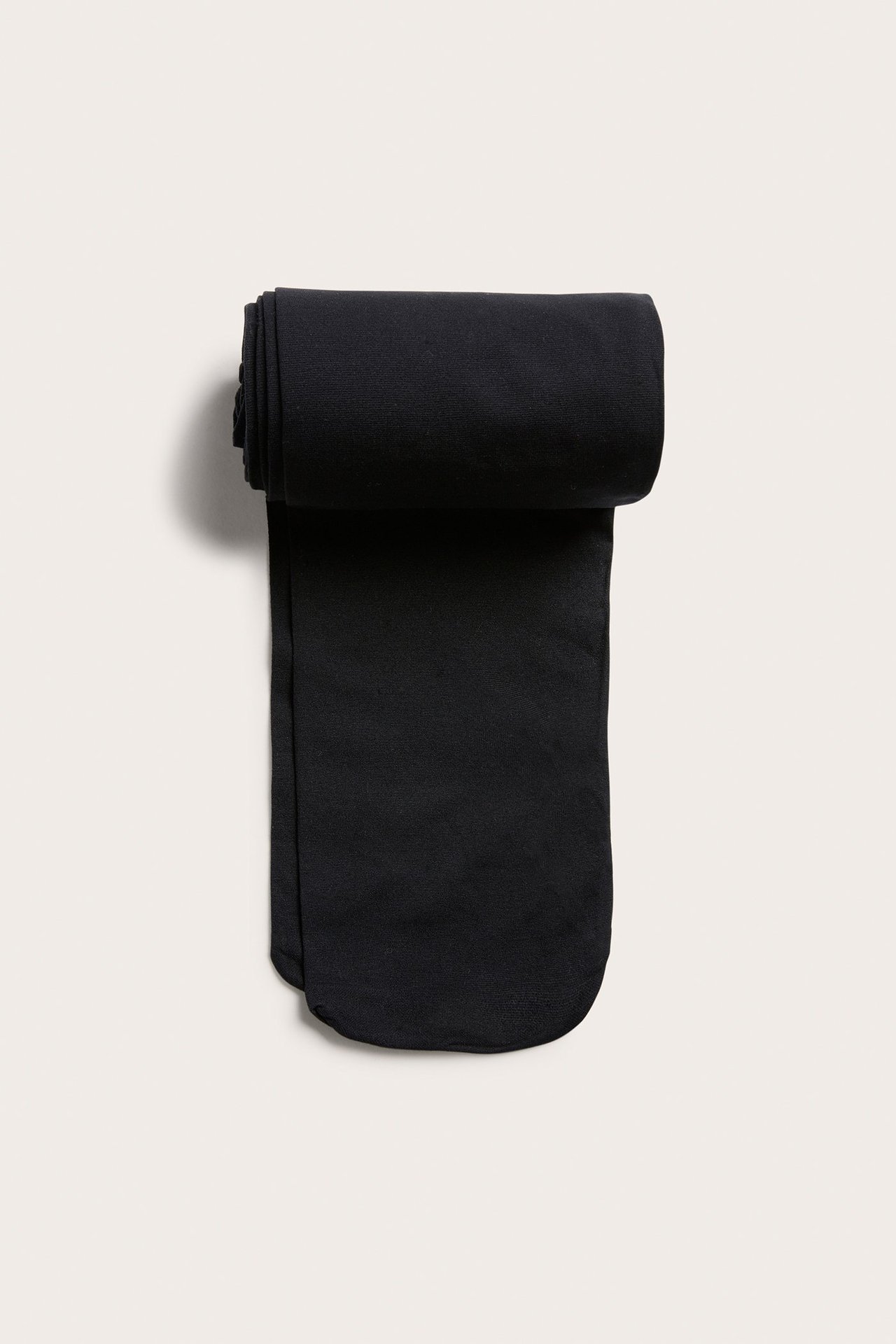 Widok z góry na złożone czarne rajstopy z mikrofibry 30 den, jednolity kolor.