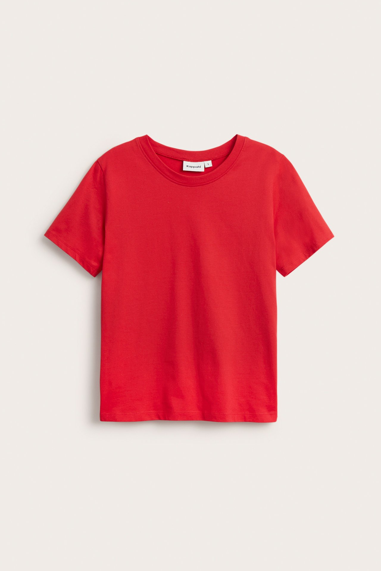 Widok z przodu: czerwony, jednolity, prosty bawełniany t-shirt z krótkimi rękawami i okrągłym dekoltem.