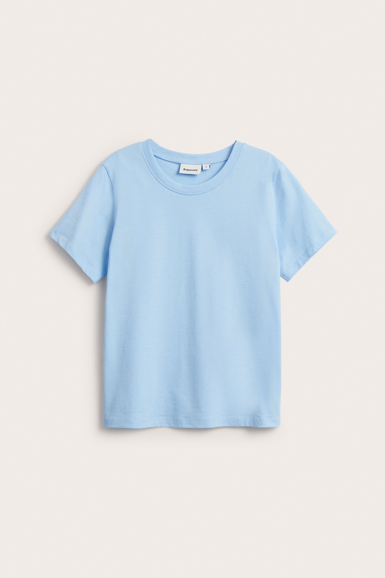 Framifrån, ljusblå t-shirt i rak passform av bomull med korta ärmar.