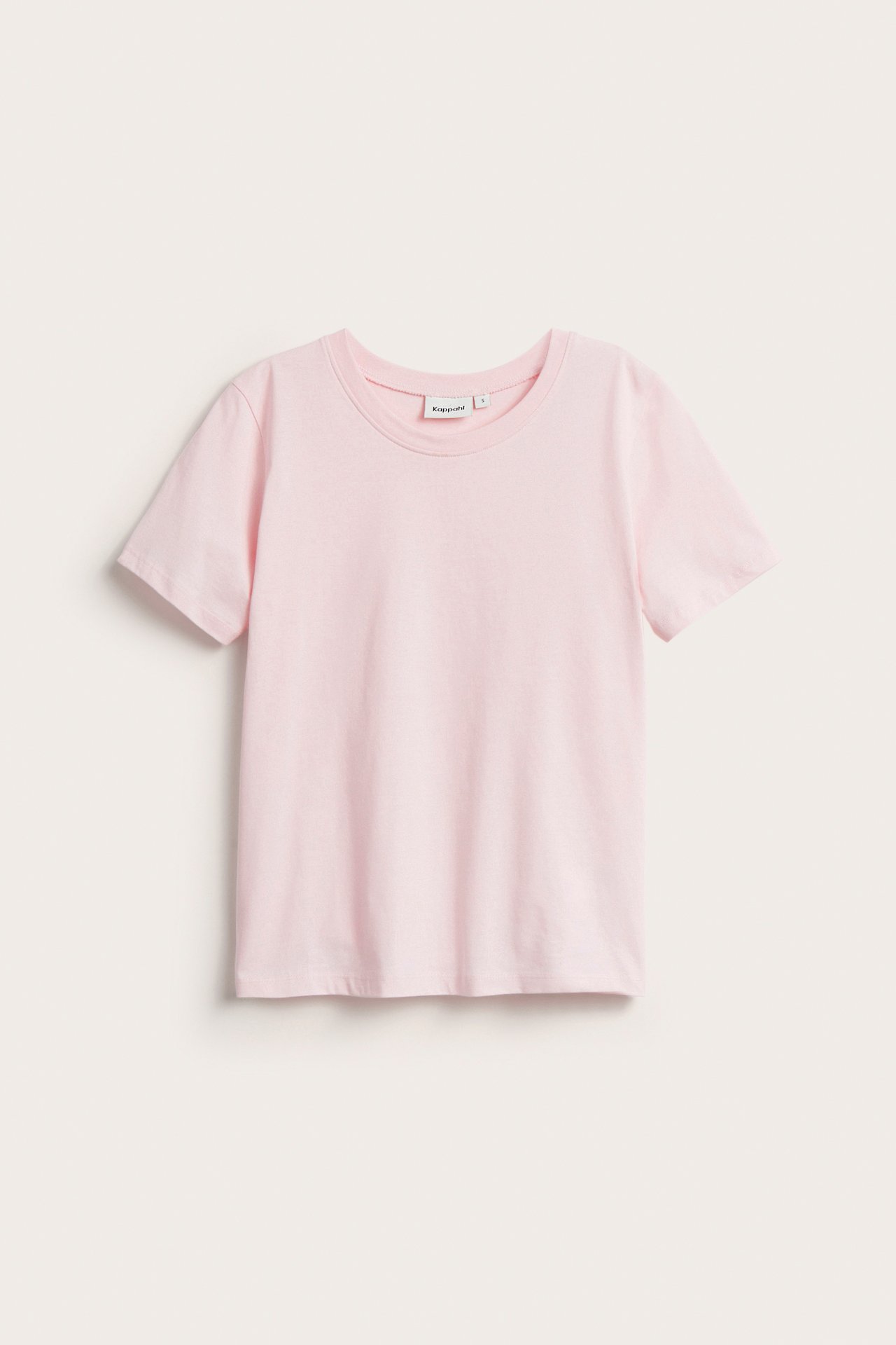Edestä, vaaleanpunainen lyhythihainen puuvillainen t-paita, jossa suora istuvuus ja pyöreä pääntie.