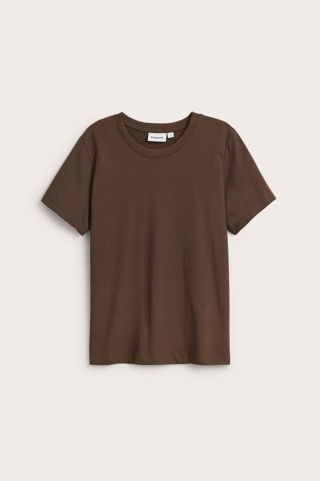 Widok z przodu: ciemnobrązowy, gładki bawełniany T-shirt o prostym kroju z okrągłym dekoltem.