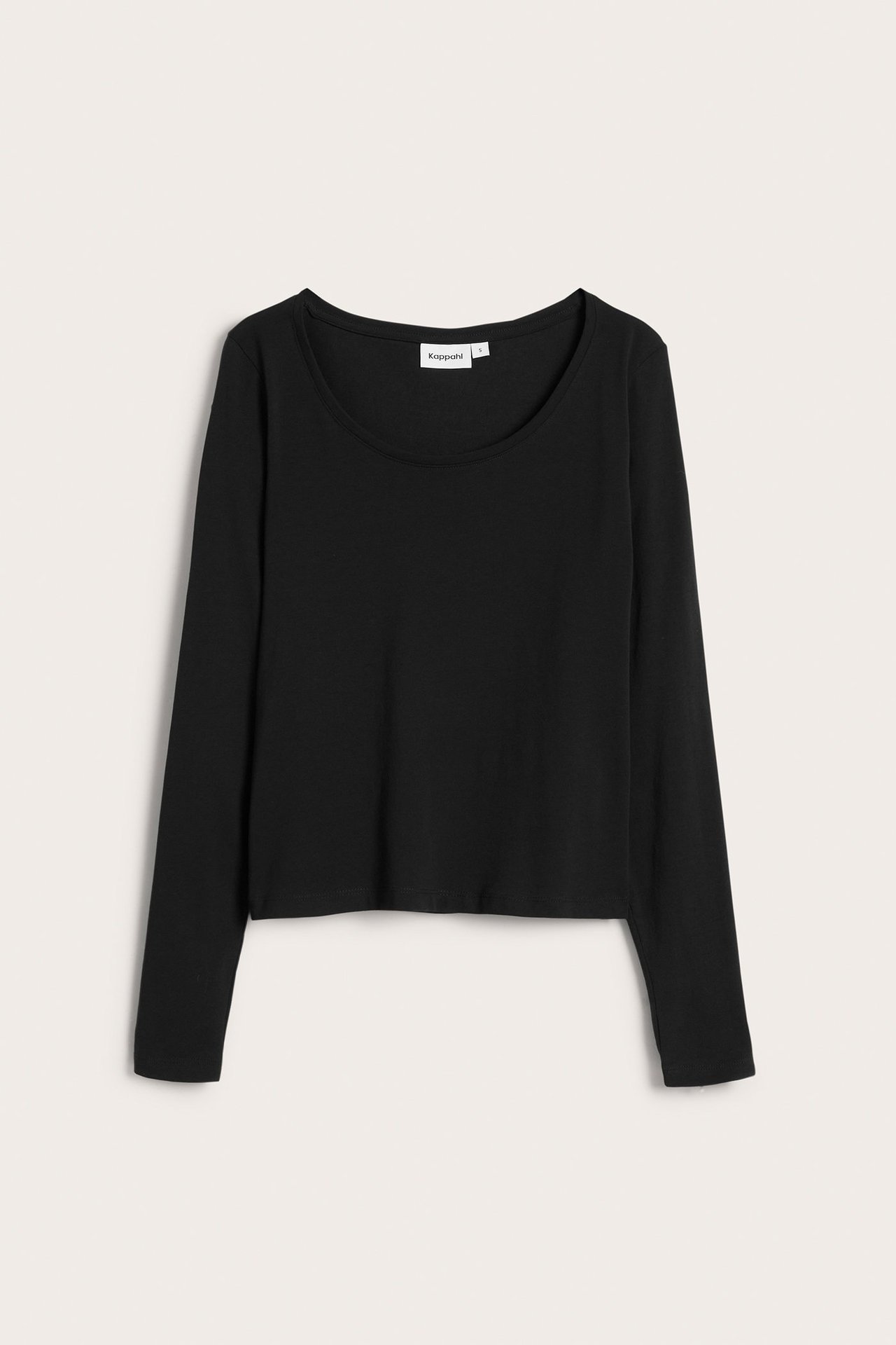 Frontvisning, flatt lagt ensfarget svart langermet topp med scoop-hals.