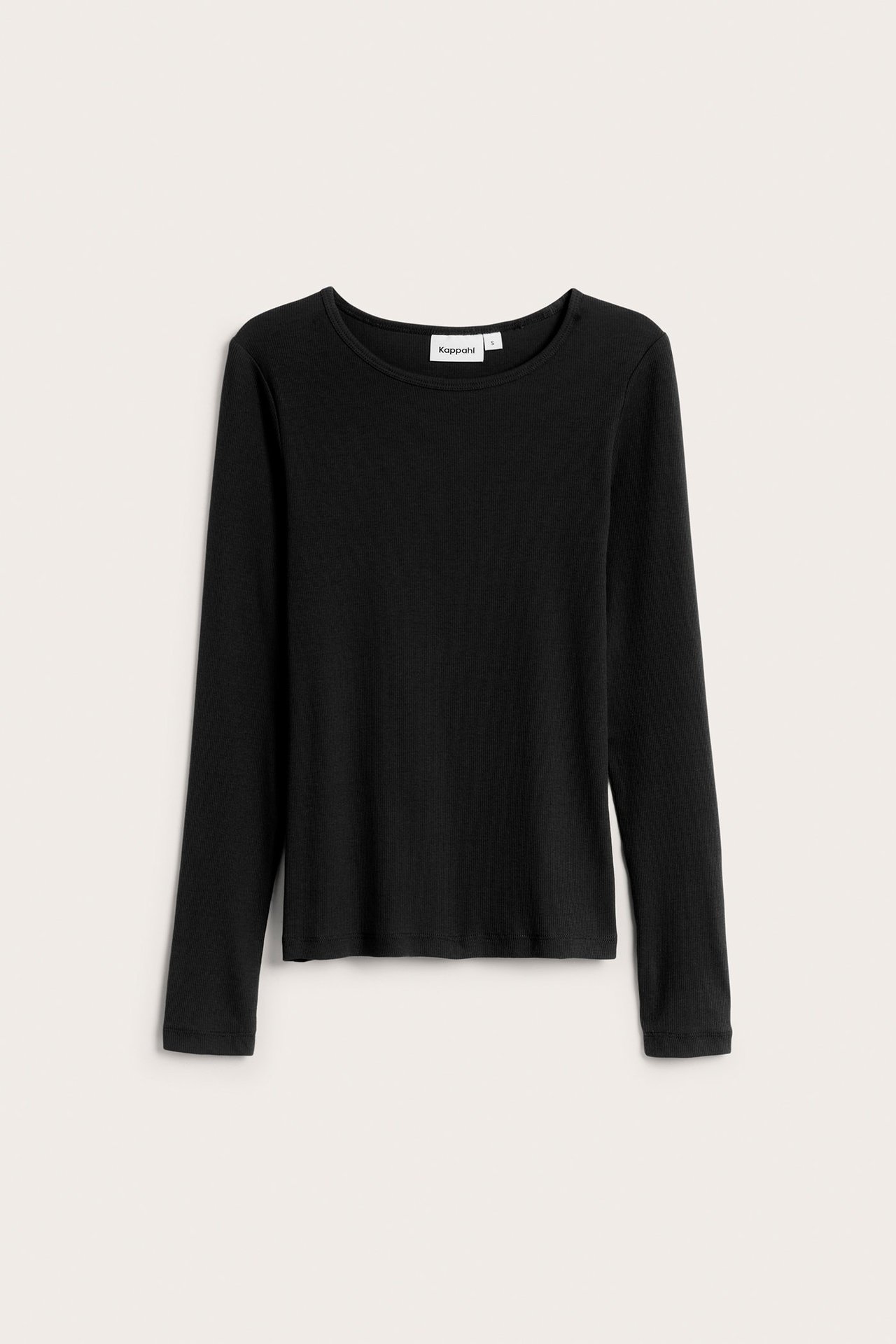 Widok z przodu czarnego prążkowanego topu z długim rękawem i okrągłym dekoltem.