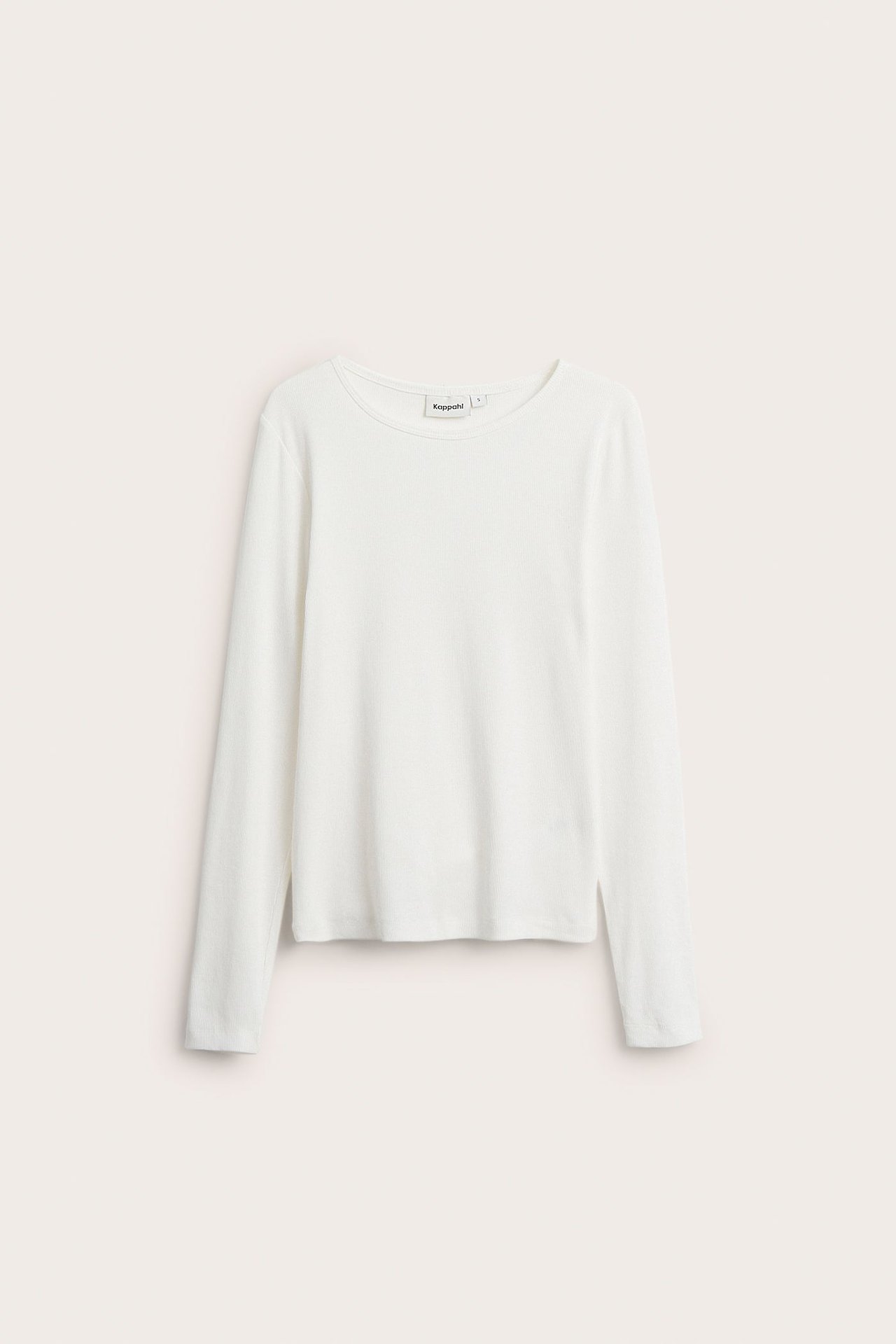 Frontbilde av en offwhite ribbet langermet topp med rund hals.