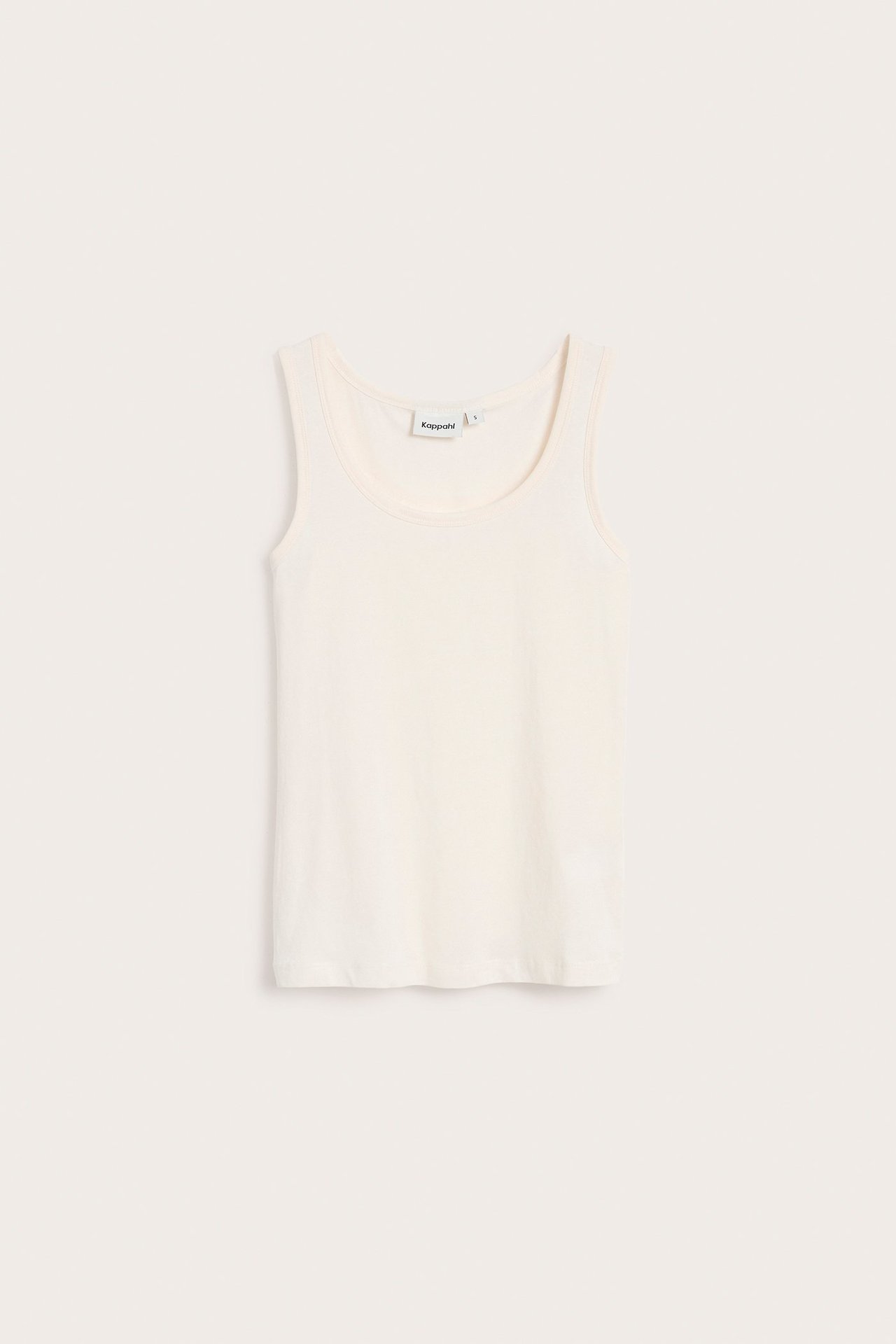 Forfra, en offwhite figurnær dame-basistopp i bomull med stretch, rund hals og brede stropper.