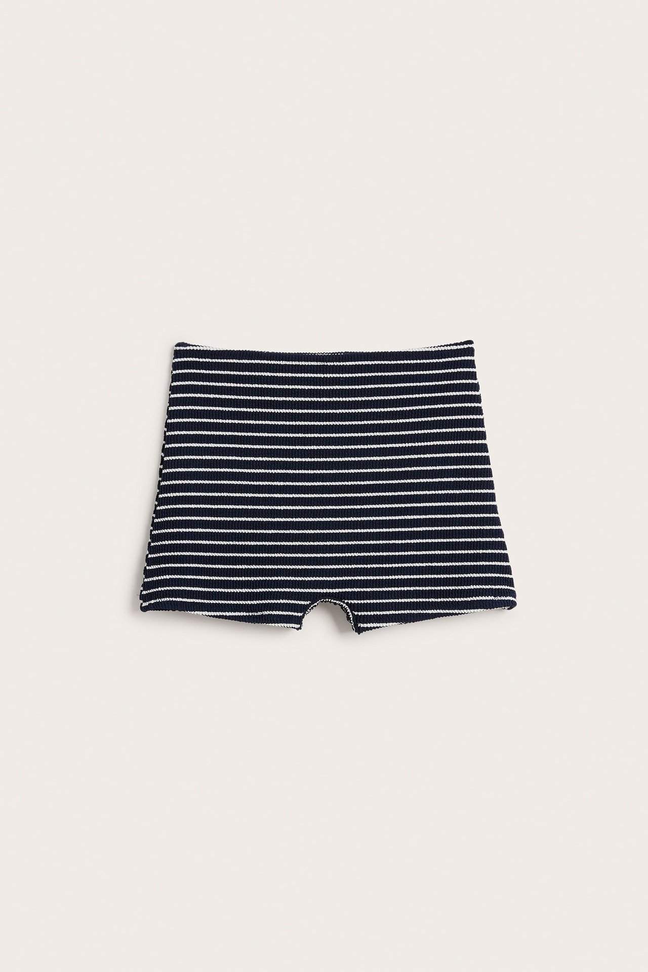 Widok z przodu granatowych, biało-paskowanych szortów kąpielowych z wysokim stanem.