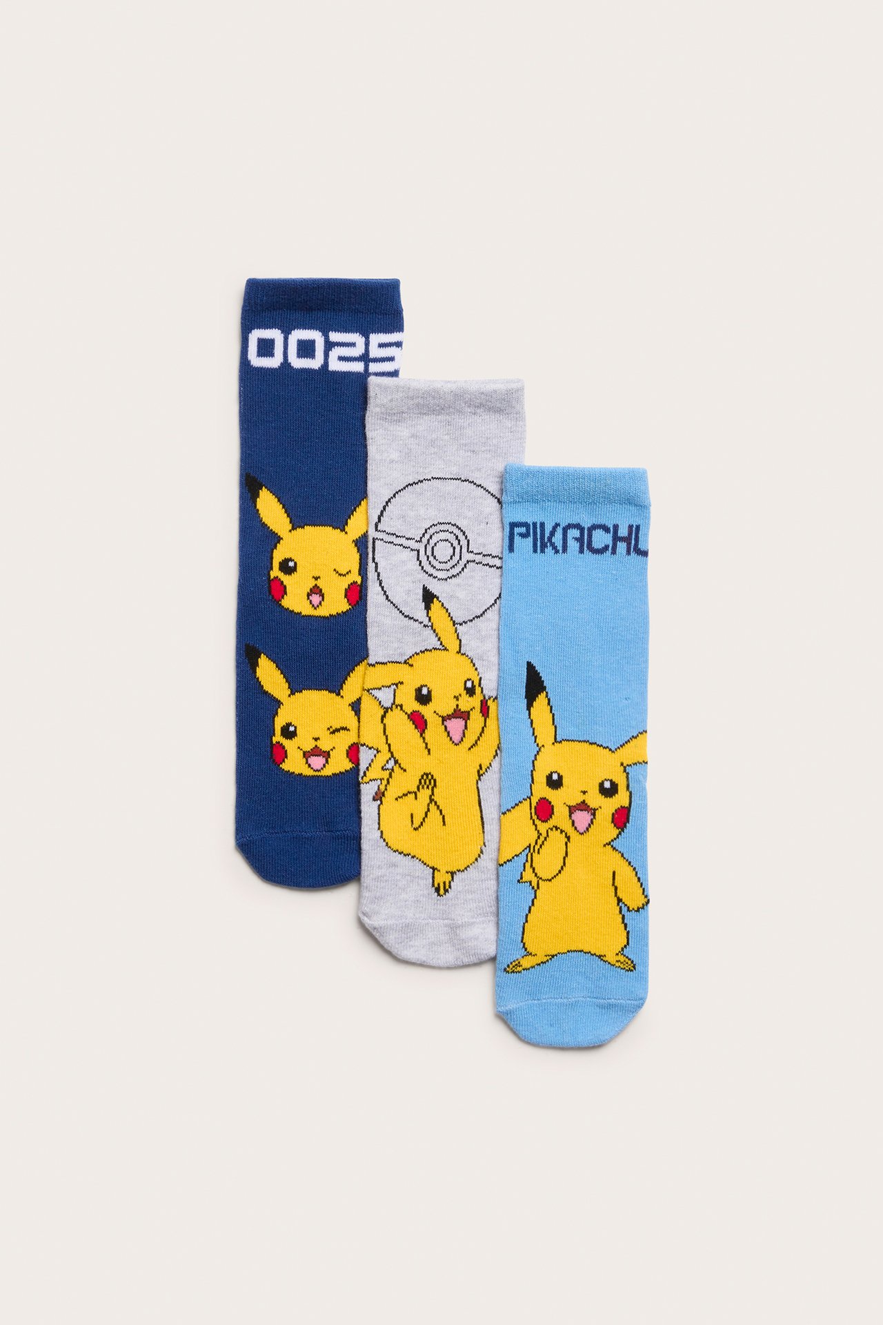 Z przodu: trzy pary dziecięcych skarpetek Pikachu: granatowe, jasnoszare i jasnoniebieskie.