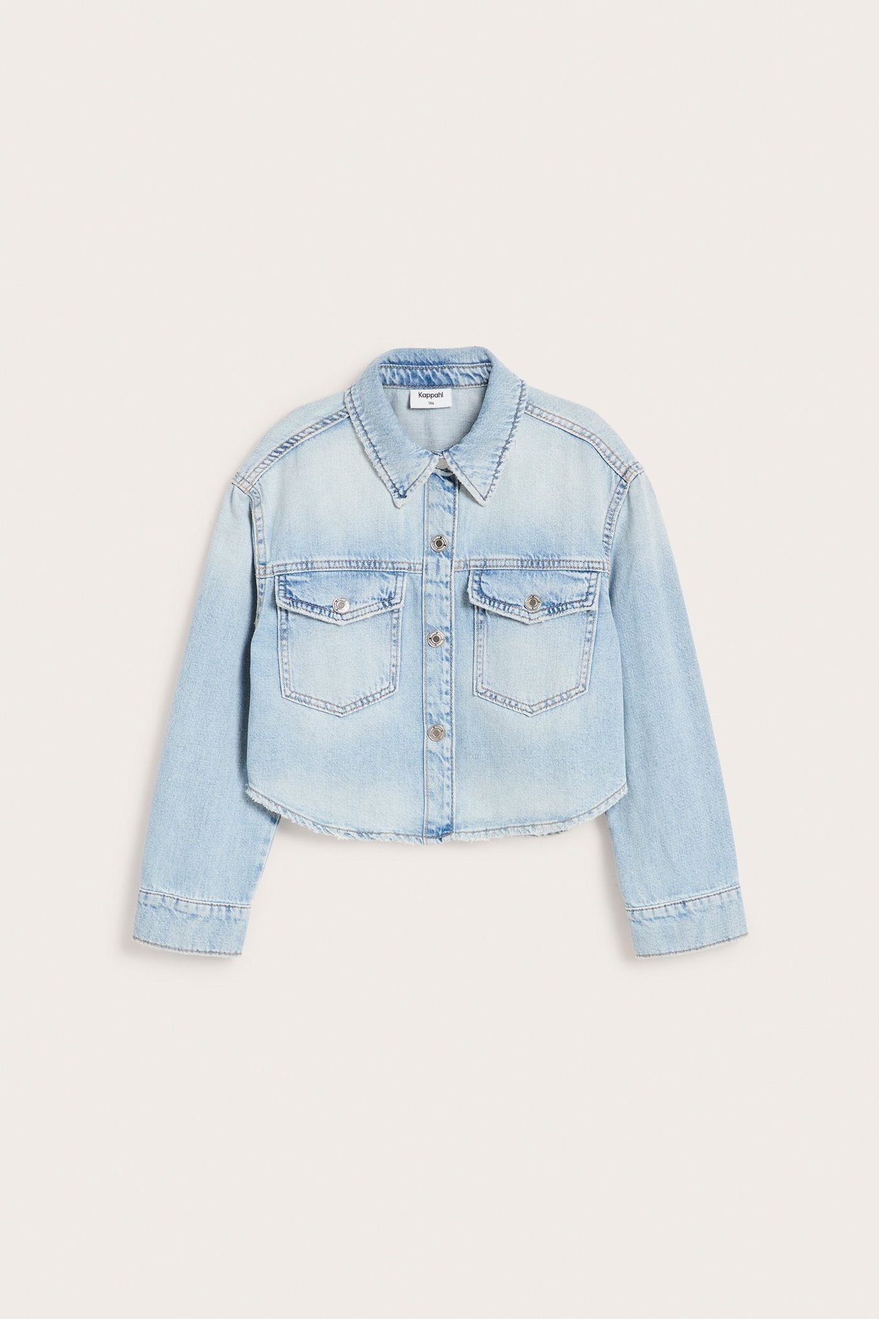 Edestä näkymä vaaleansinisestä laatikkomaisesta farkkutakista, jossa on kaulus, napitus ja kaksi rintataskua.