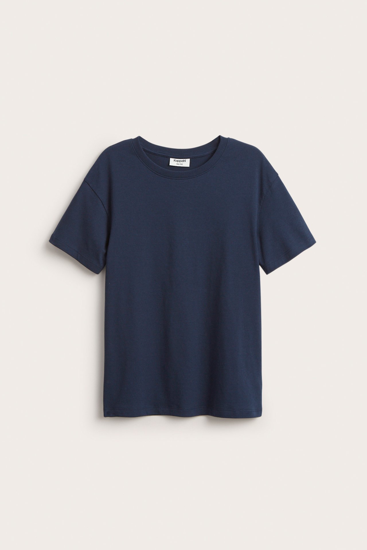 Framsida av en enfärgad marinblå kortärmad t-shirt i bomull med rund hals.