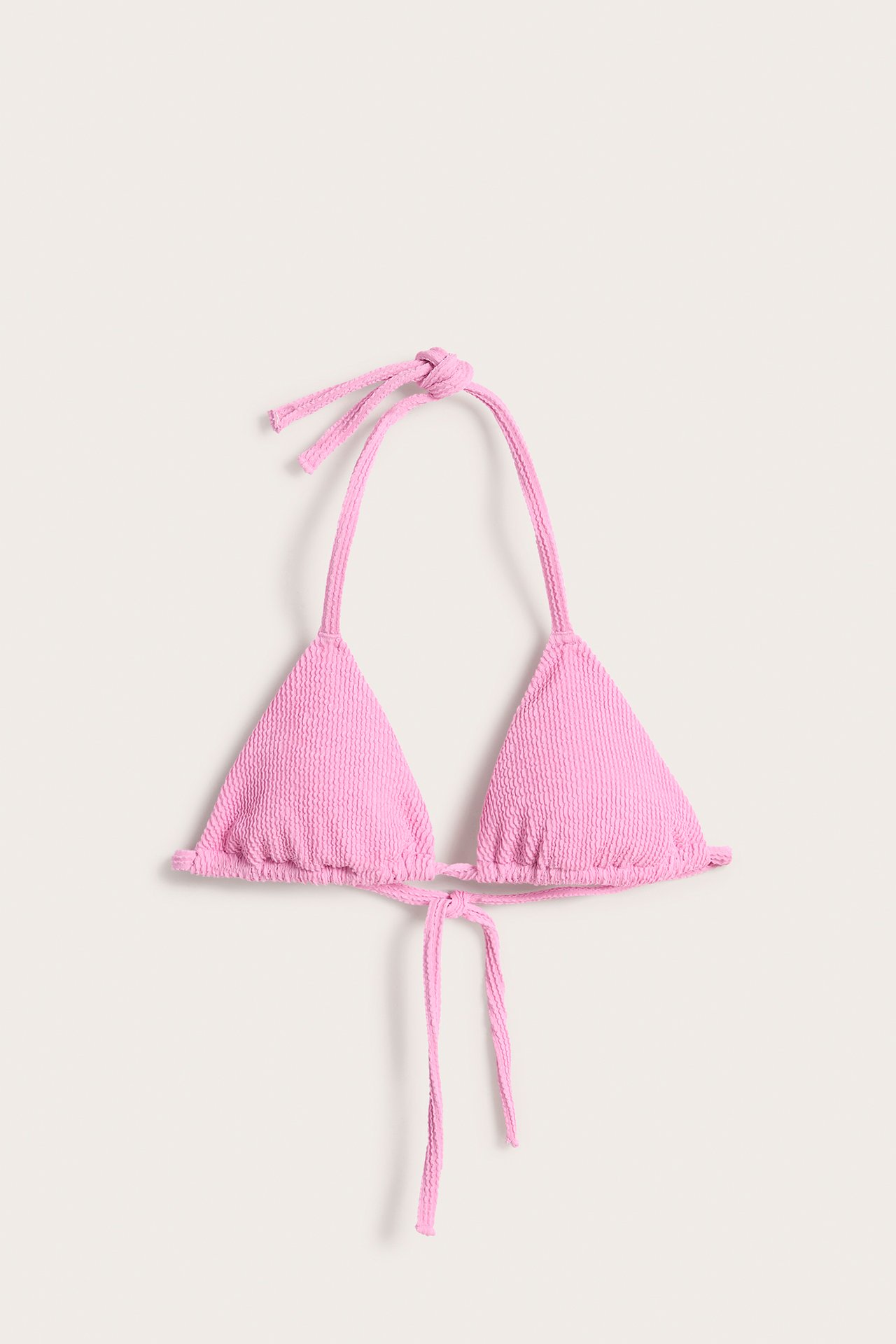 Forfra, lys rosa teksturert trekant bikinitopp med knytebånd.