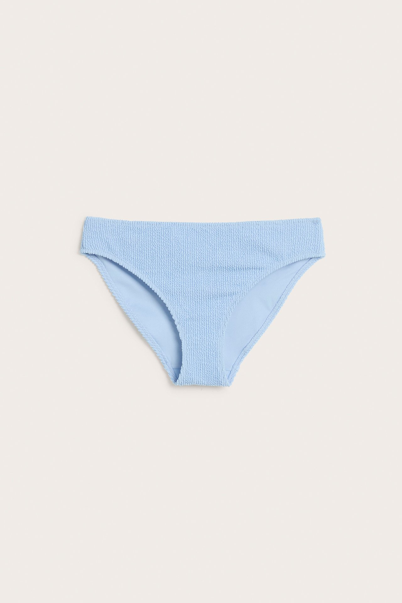 Edestä, vaaleansininen kuvioitu brief-mallinen bikinialaosan.