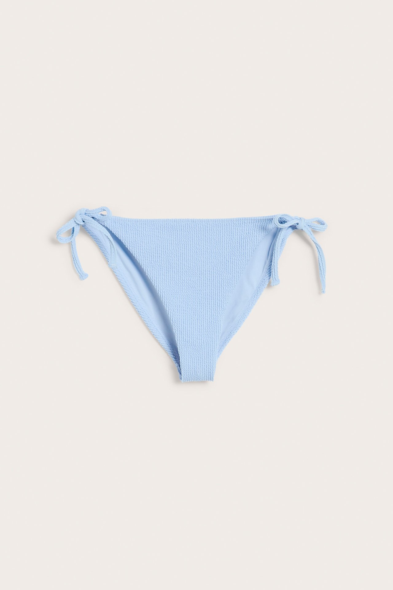 Edestä, vaaleansiniset kuvioidut brasilialaiset bikinialaosat sivusidoksilla.