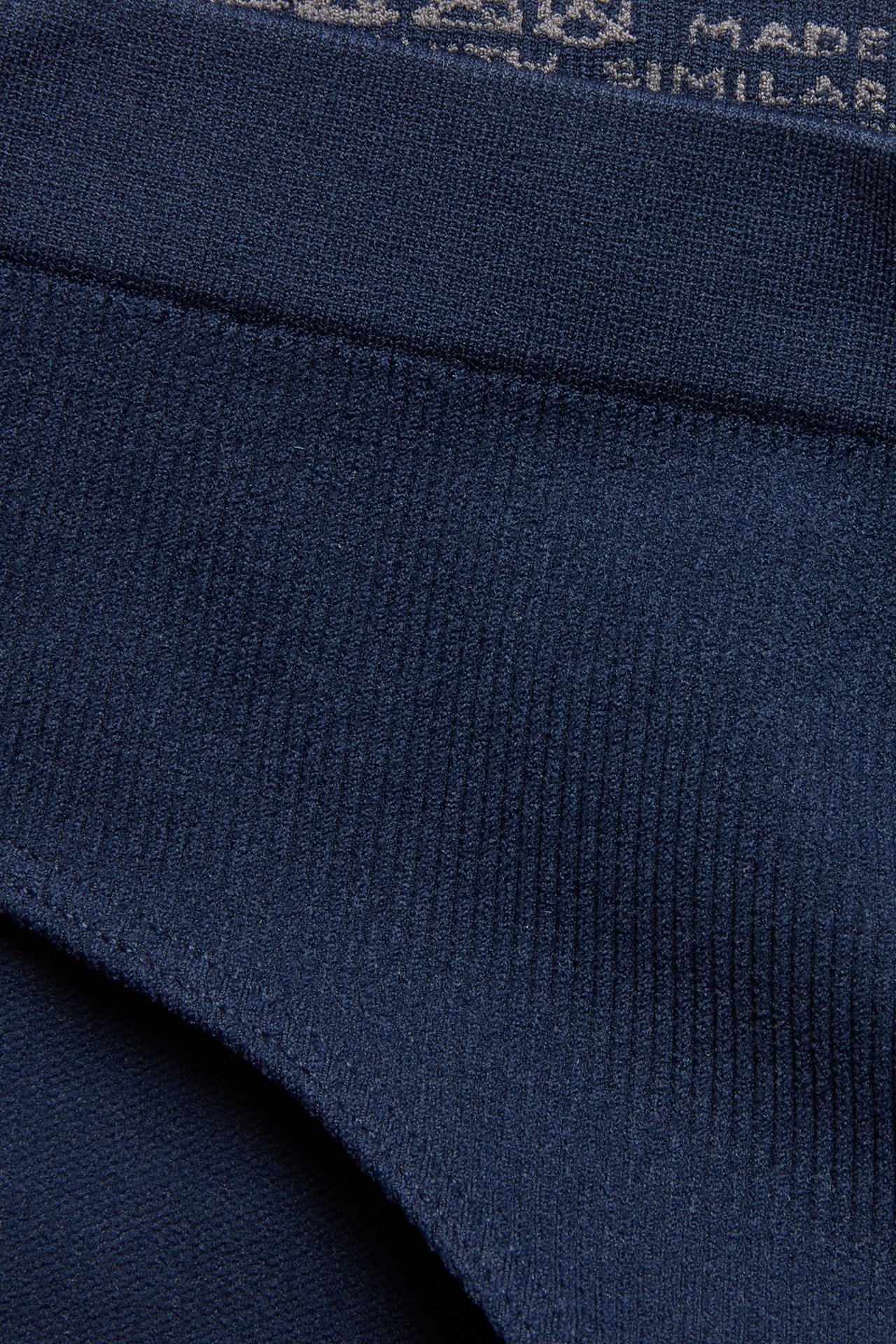 Zbliżenie na ciemnoniebieskie, bezszwowe, prążkowane figi typu hipster.