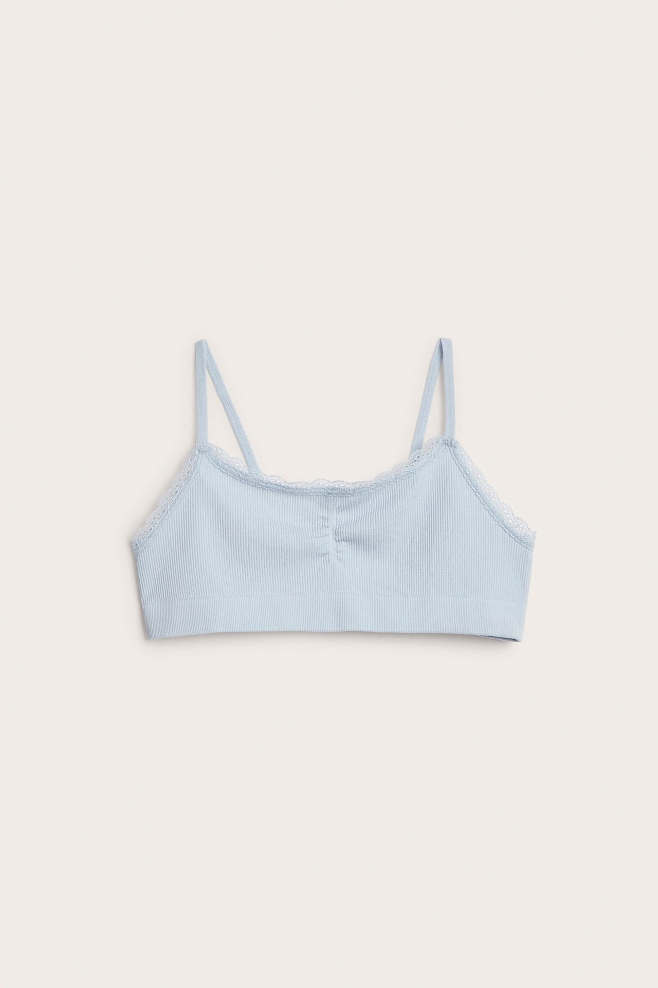 Lyseblå ribbet bralette med blondedetaljer på hals og stropper, forfra.